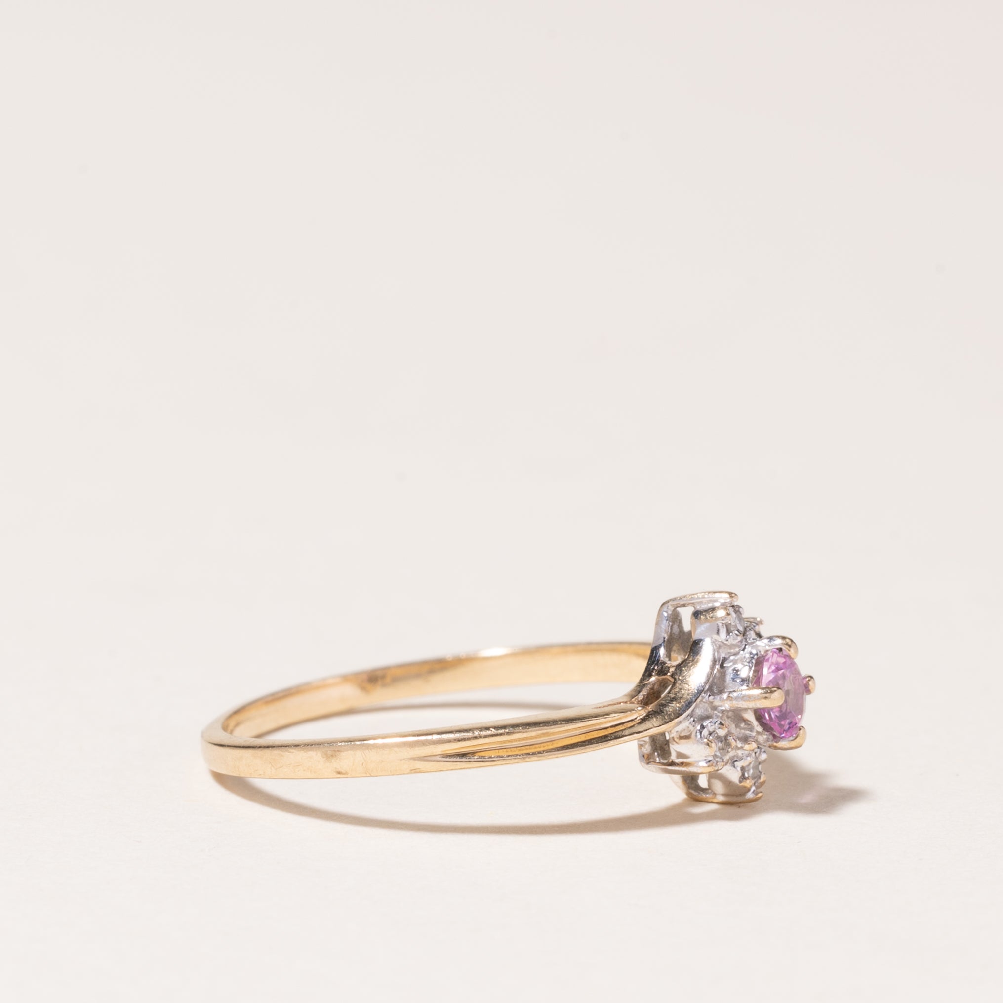 Bague en or jaune 10 carats, topaze rose et diamants | 0,10 ct, 0,02 ct | Taille 5,25 | 