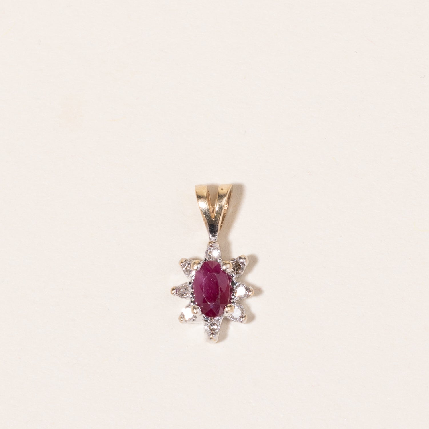 Pendentif en or jaune et blanc 10 carats, rubis et diamants | 0,28 ct, 0,04 ct au total | 