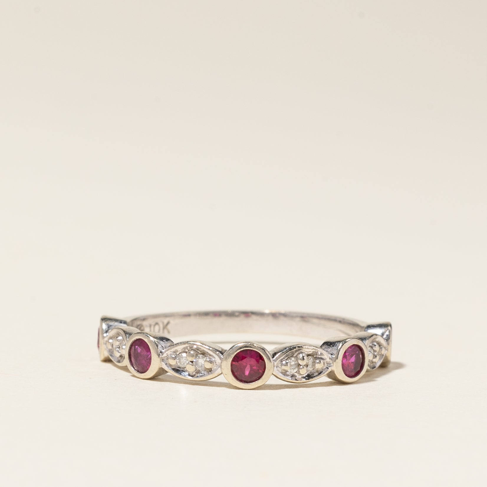 Bague en or blanc 10 carats sertie de rubis et de diamants | 0,30 ct au total, 0,04 ct au total | Taille 6 | 