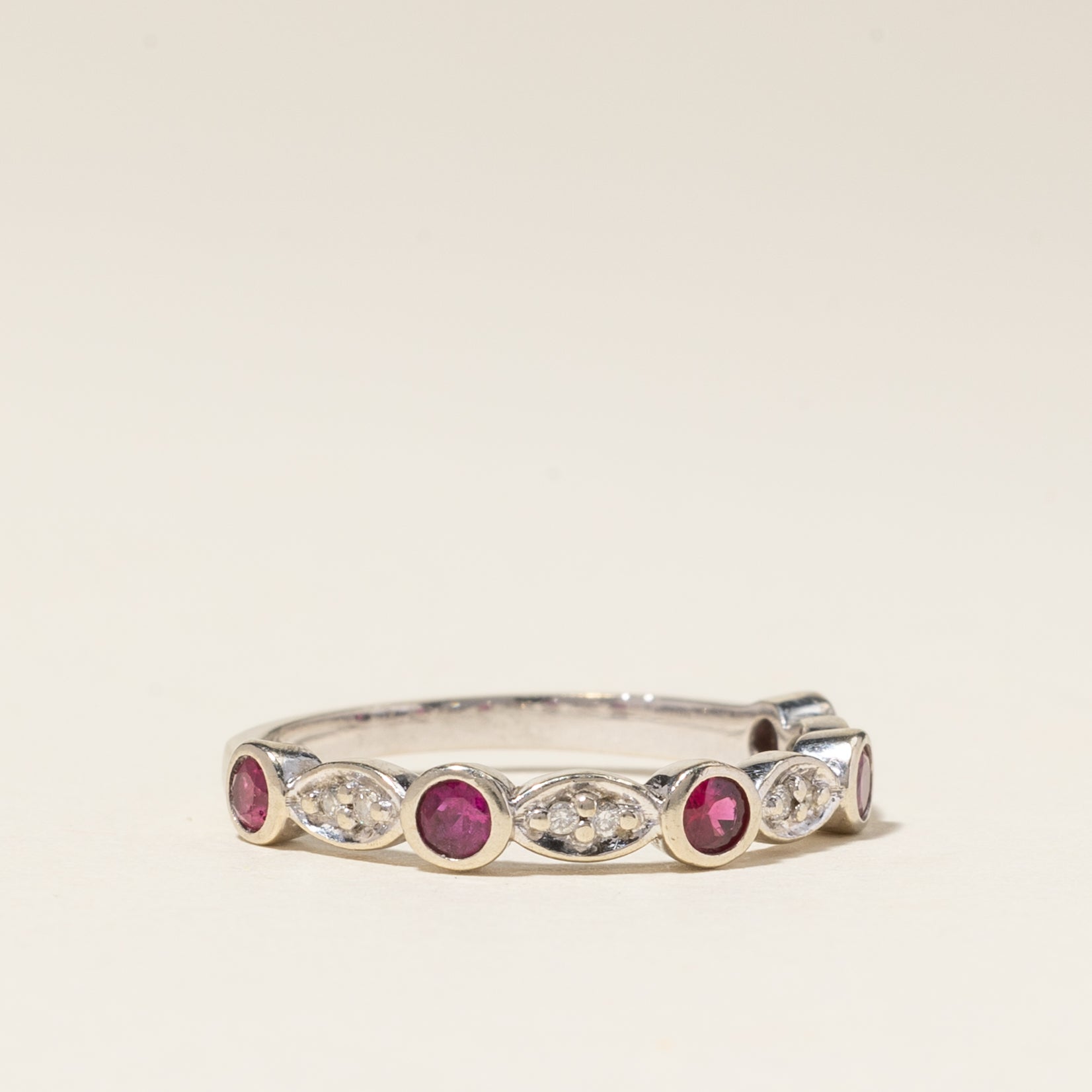 Bague en or blanc 10 carats sertie de rubis et de diamants | 0,30 ct au total, 0,04 ct au total | Taille 6 | 