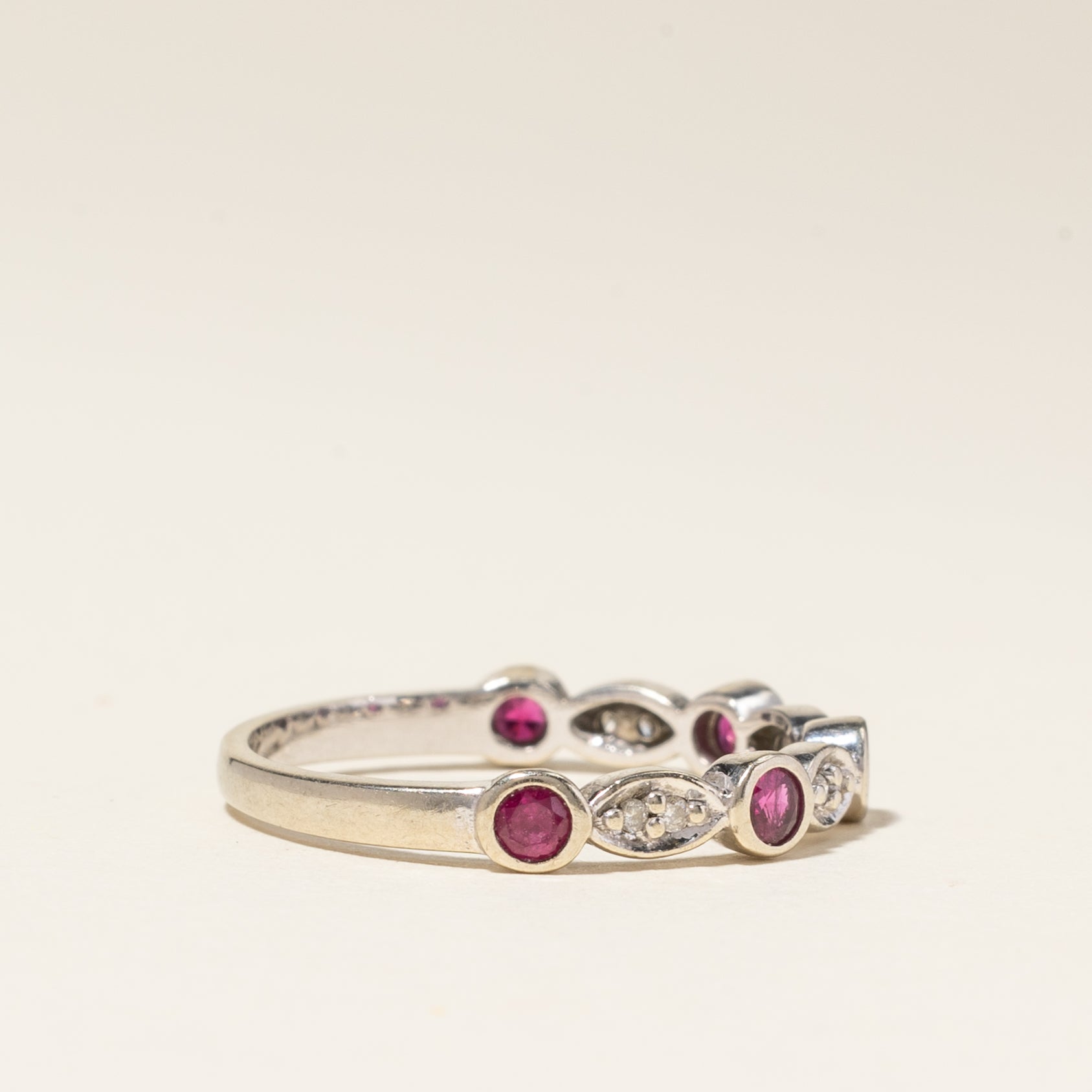 Bague en or blanc 10 carats sertie de rubis et de diamants | 0,30 ct au total, 0,04 ct au total | Taille 6 | 