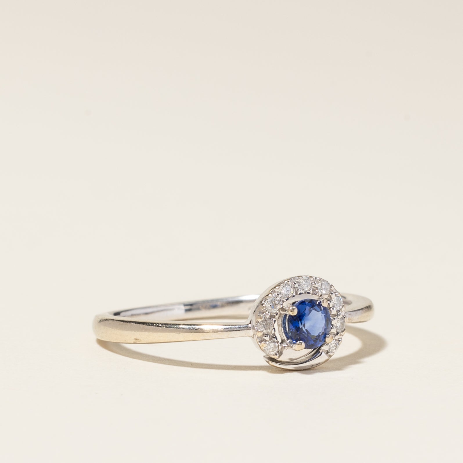 Bague en or blanc 18 carats, saphir et diamants | 0,20 ct, 0,05 ct au total | Taille 7 | 