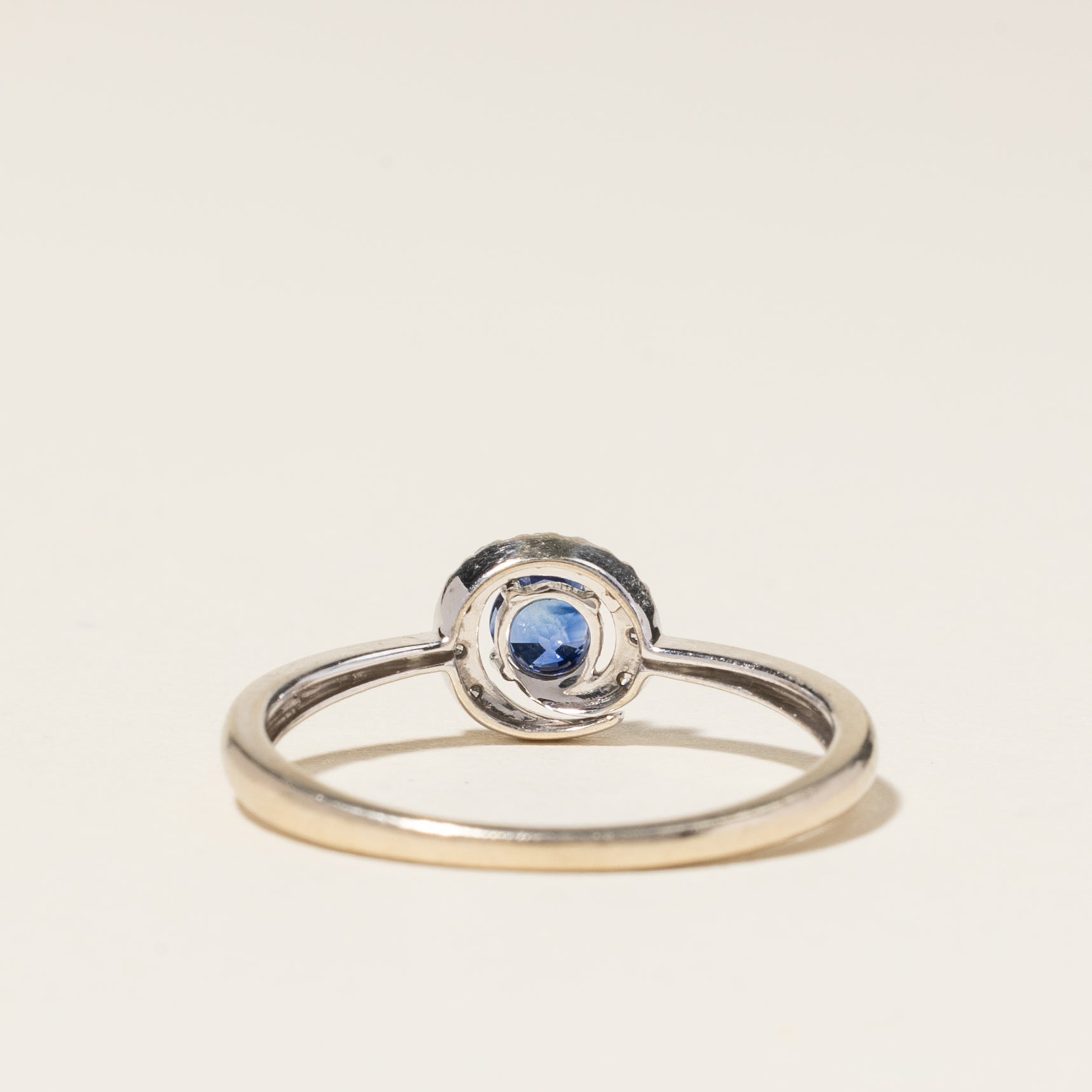 Bague en or blanc 18 carats, saphir et diamants | 0,20 ct, 0,05 ct au total | Taille 7 | 