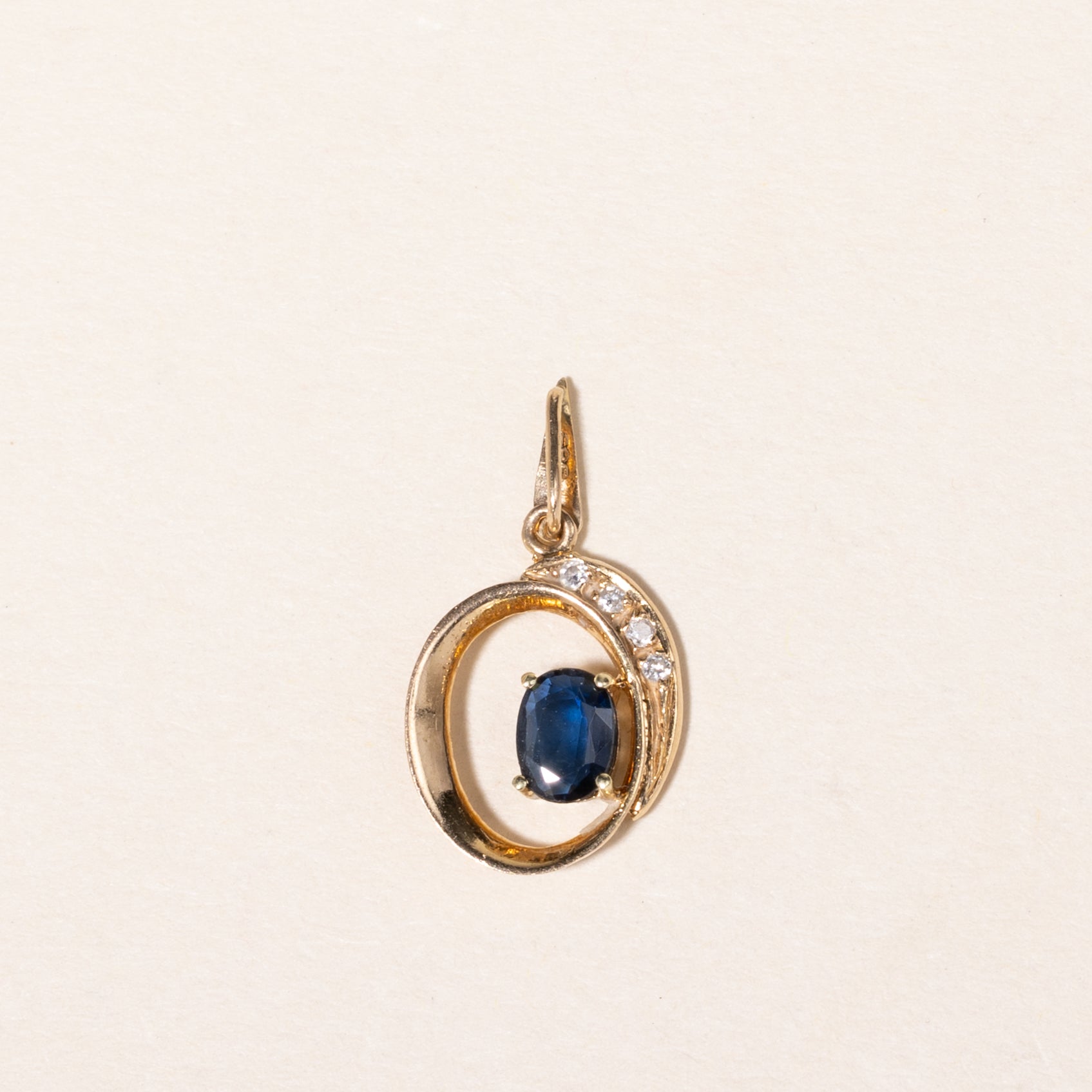 Pendentif en or jaune 14 carats, saphir et diamants | 0,20 ct, 0,02 ct au total | 