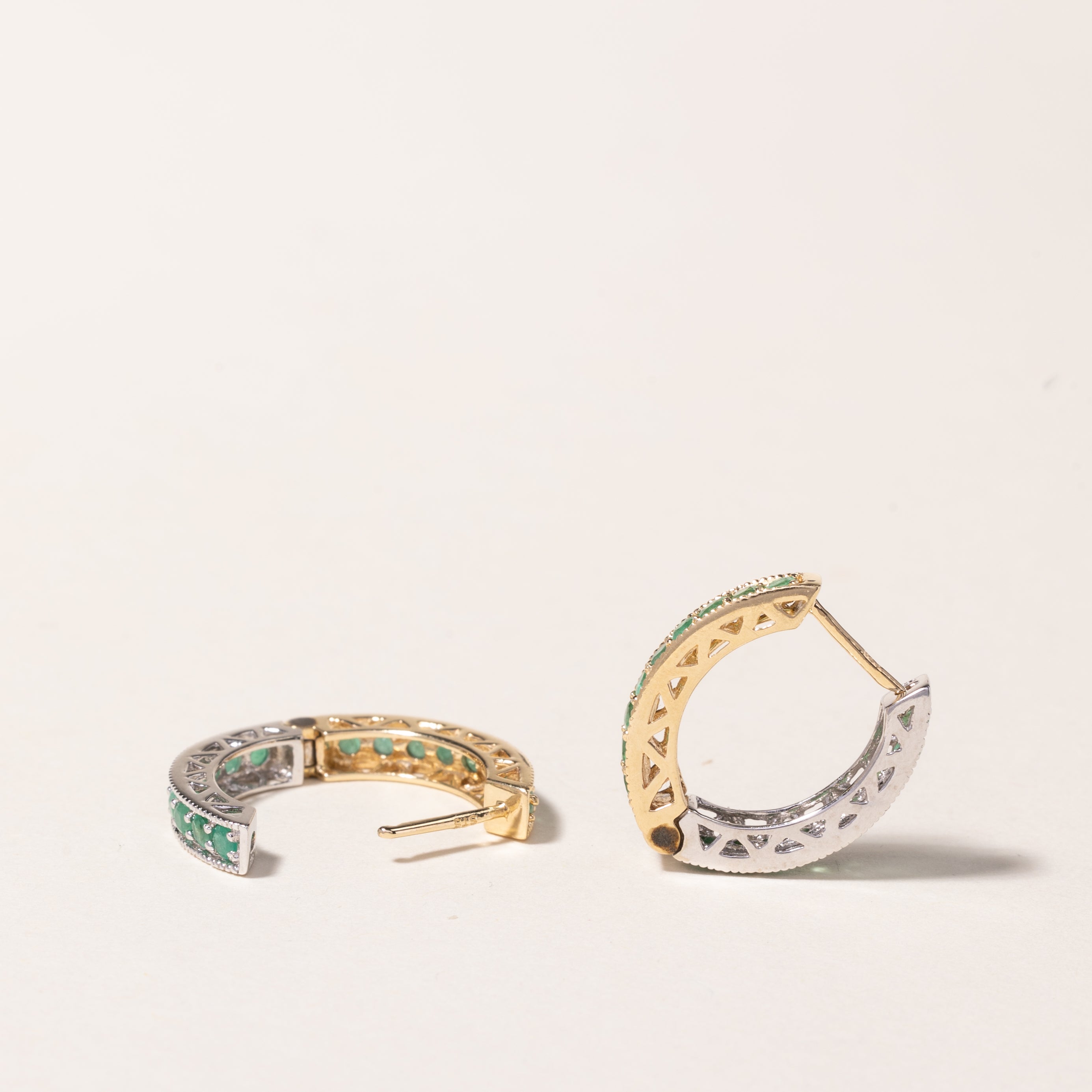 Boucles d'oreilles créoles en or bicolore 14 carats et émeraudes | 1,08 ct au total | 