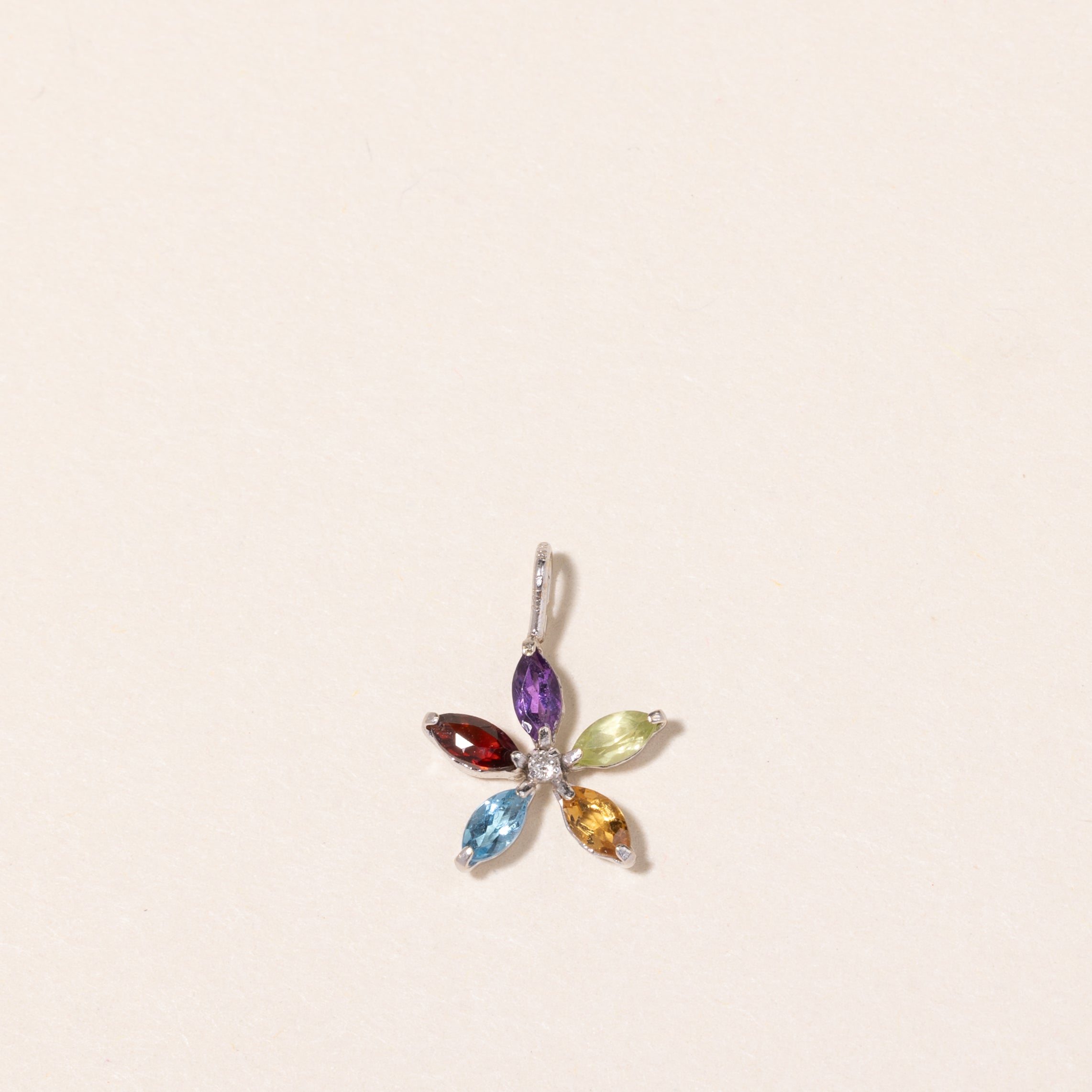 Pendentif fleur en or blanc 14 carats serti de plusieurs pierres précieuses et de diamants | 0,34 ct au total, 0,01 ct | 