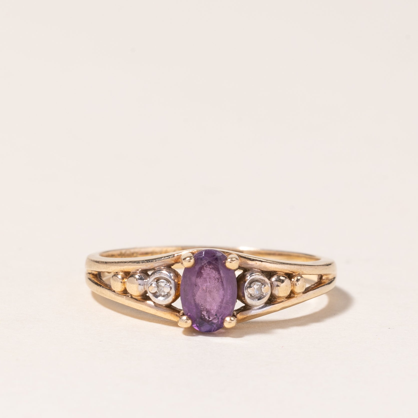 Bague en or jaune 10 carats avec améthyste et diamants | 0,36 ct, 0,01 ct au total | Taille 5,5 | 