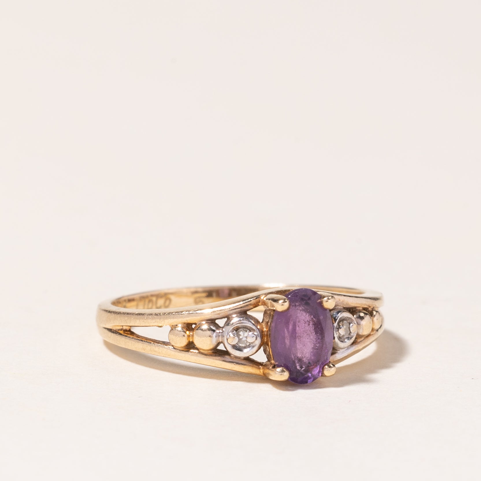Bague en or jaune 10 carats avec améthyste et diamants | 0,36 ct, 0,01 ct au total | Taille 5,5 | 