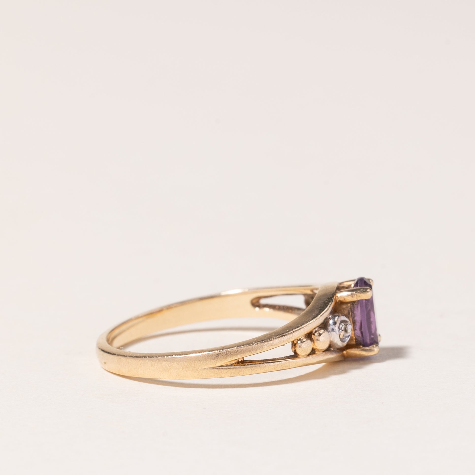 Bague en or jaune 10 carats avec améthyste et diamants | 0,36 ct, 0,01 ct au total | Taille 5,5 | 