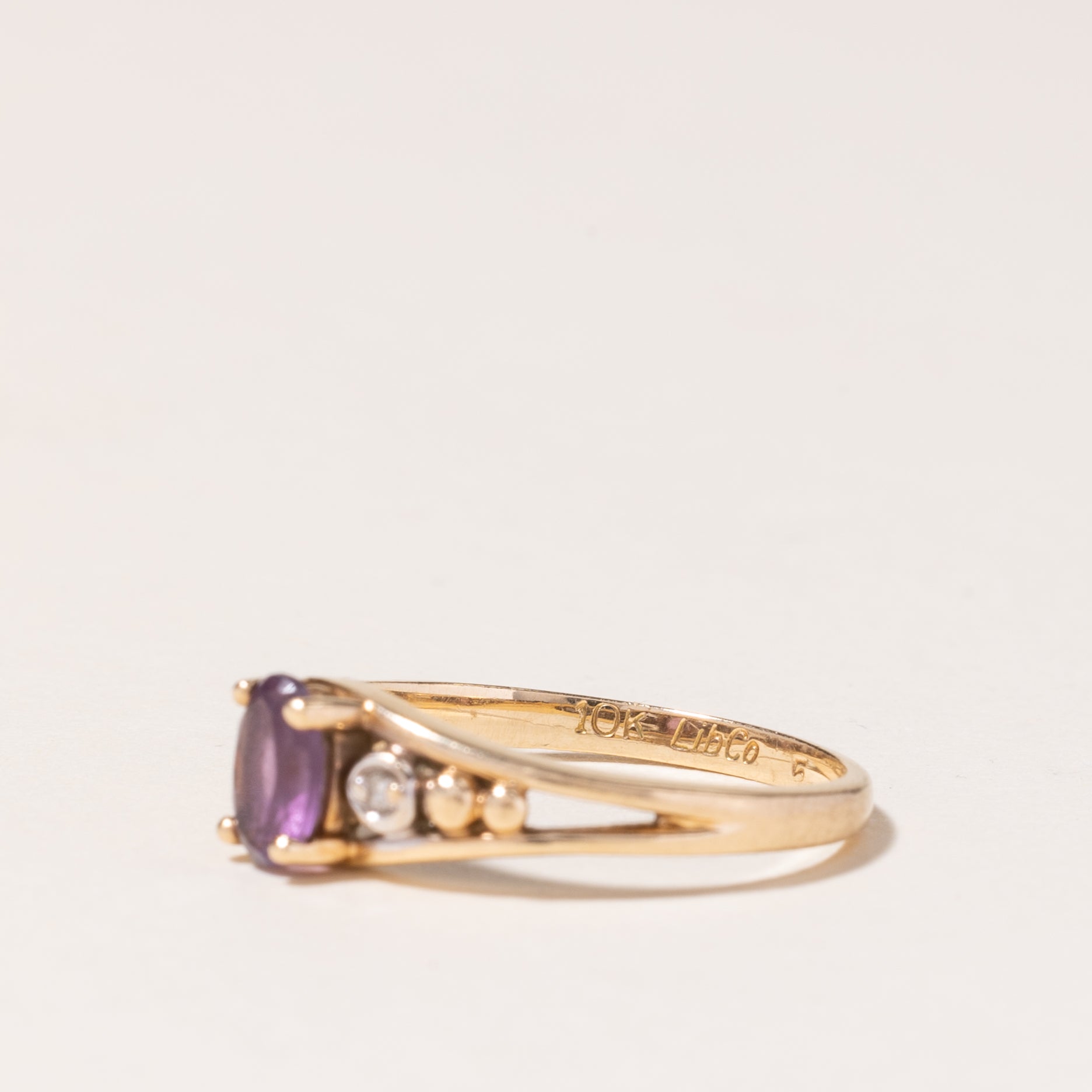 Bague en or jaune 10 carats avec améthyste et diamants | 0,36 ct, 0,01 ct au total | Taille 5,5 | 