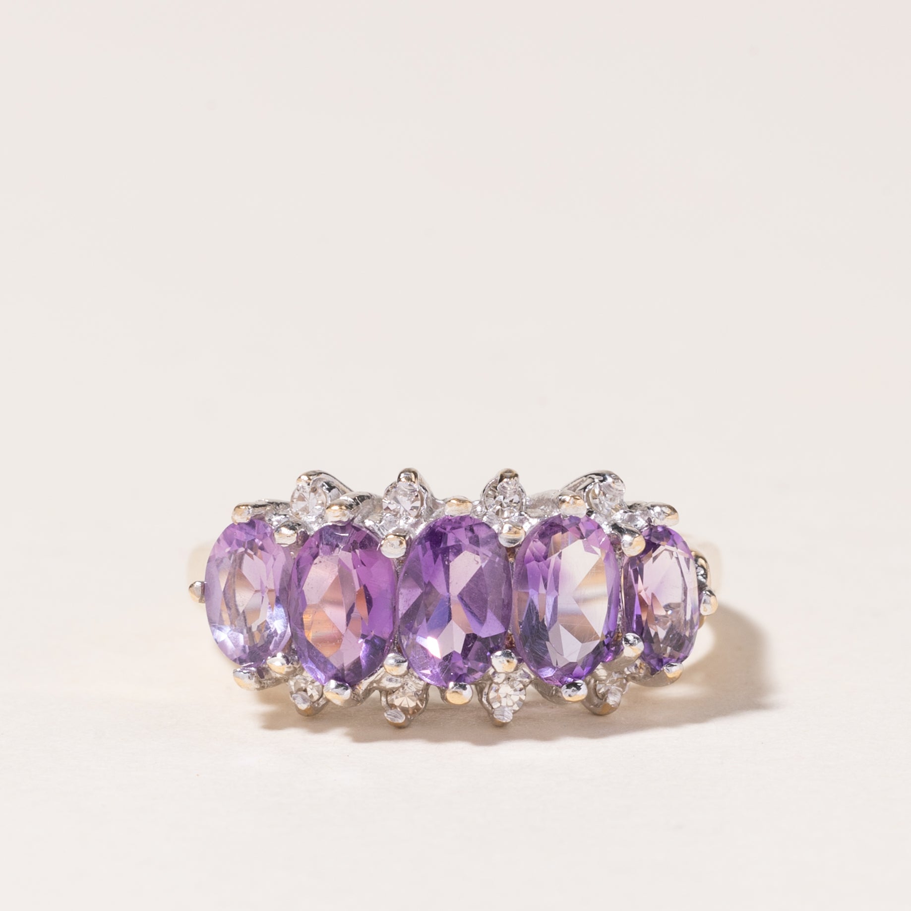 Bague en or 10 carats, améthyste et diamants | 1,50 ct au total, 0,04 ct au total | Taille 6,5 | 