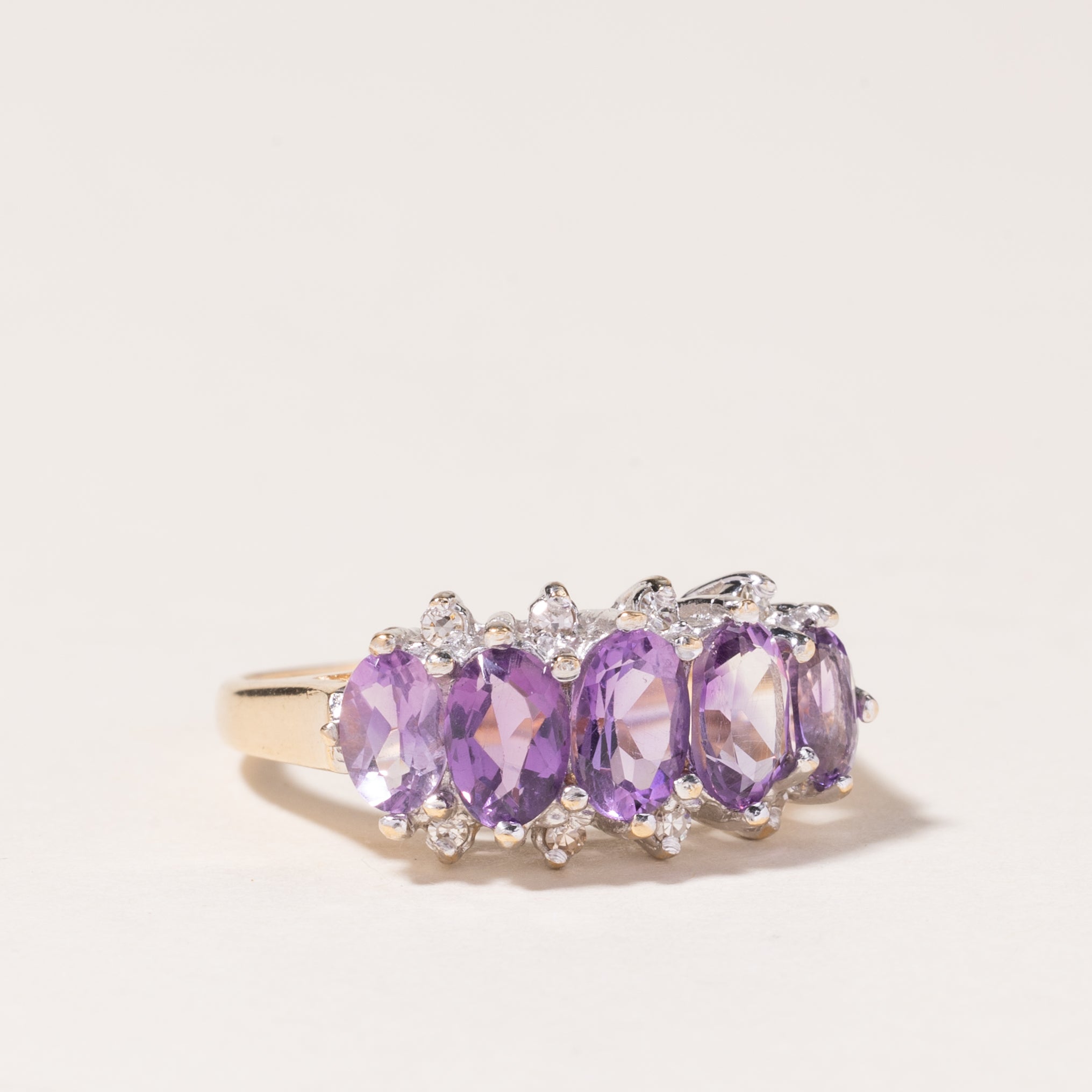 Bague en or 10 carats, améthyste et diamants | 1,50 ct au total, 0,04 ct au total | Taille 6,5 | 