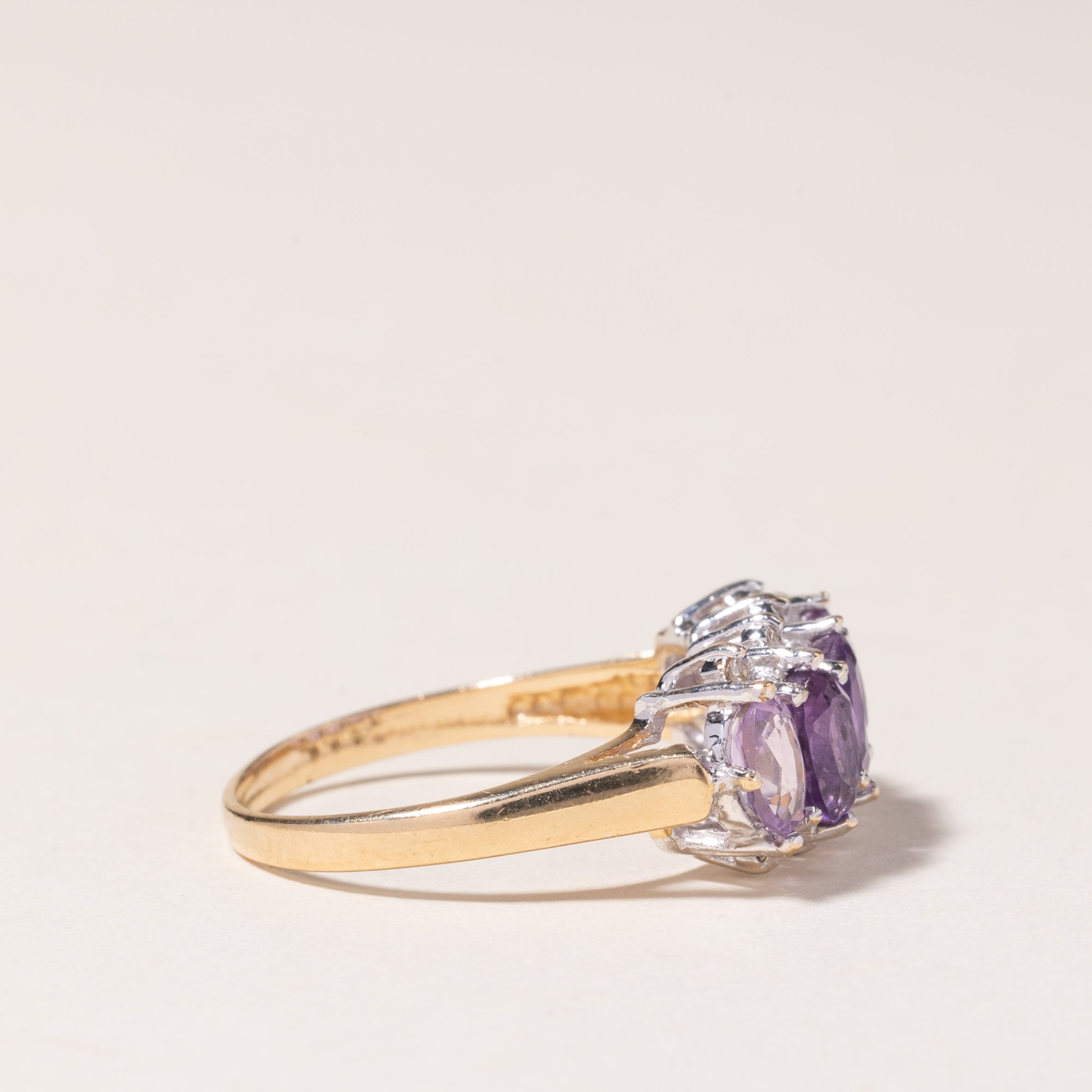 Bague en or 10 carats, améthyste et diamants | 1,50 ct au total, 0,04 ct au total | Taille 6,5 | 