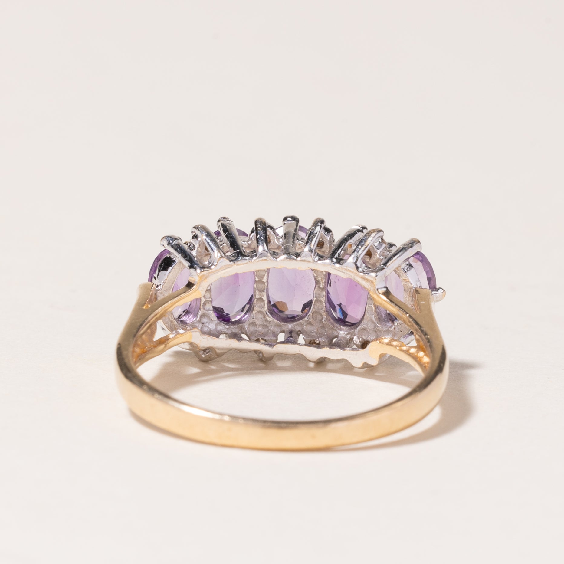 Bague en or 10 carats, améthyste et diamants | 1,50 ct au total, 0,04 ct au total | Taille 6,5 | 