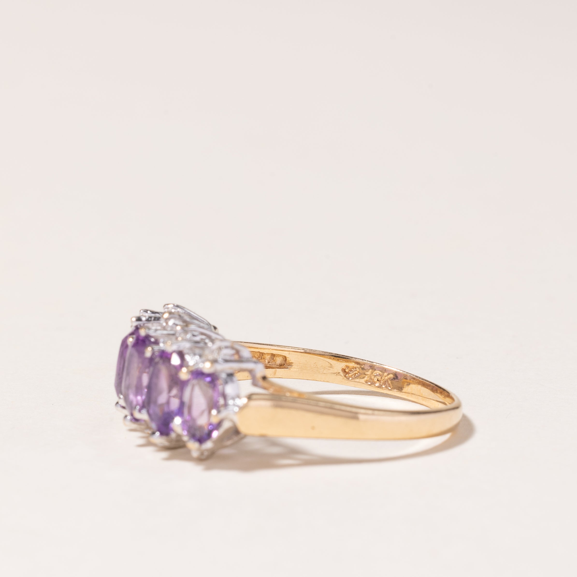 Bague en or 10 carats, améthyste et diamants | 1,50 ct au total, 0,04 ct au total | Taille 6,5 | 