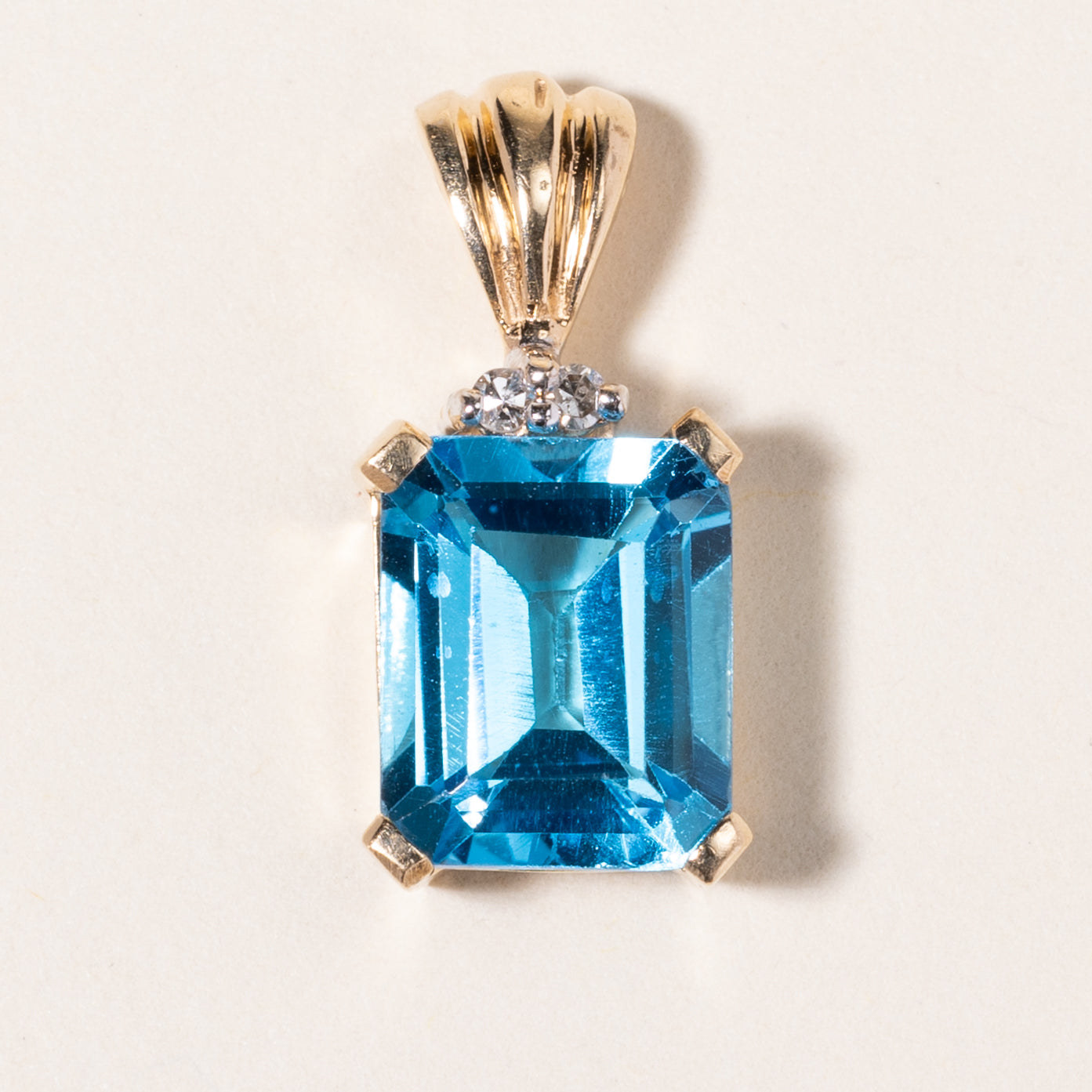 Pendentif en or jaune 10 carats, topaze bleue et diamants | 5,14 ct, 0,03 ct au total | 