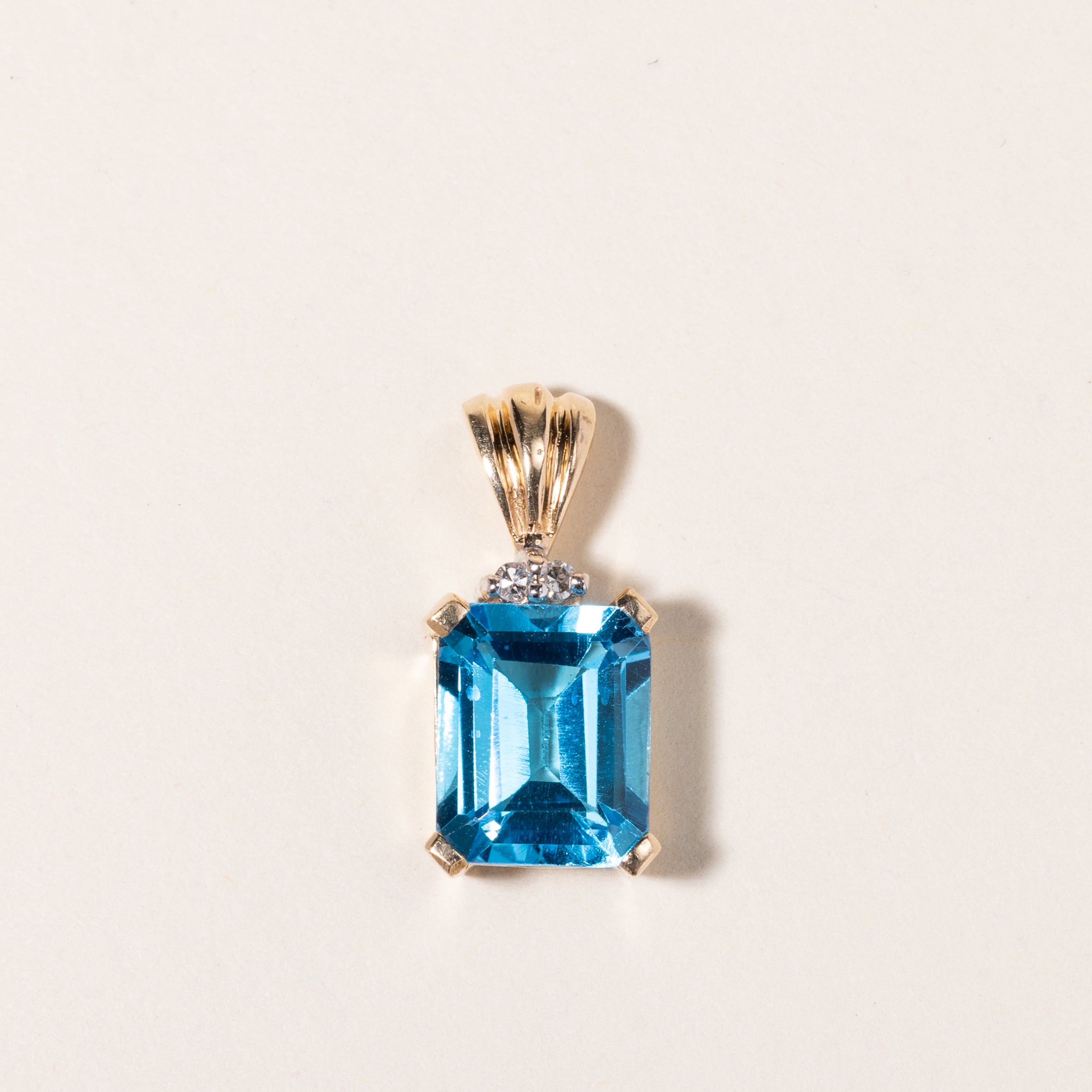 Pendentif en or jaune 10 carats, topaze bleue et diamants | 5,14 ct, 0,03 ct au total | 