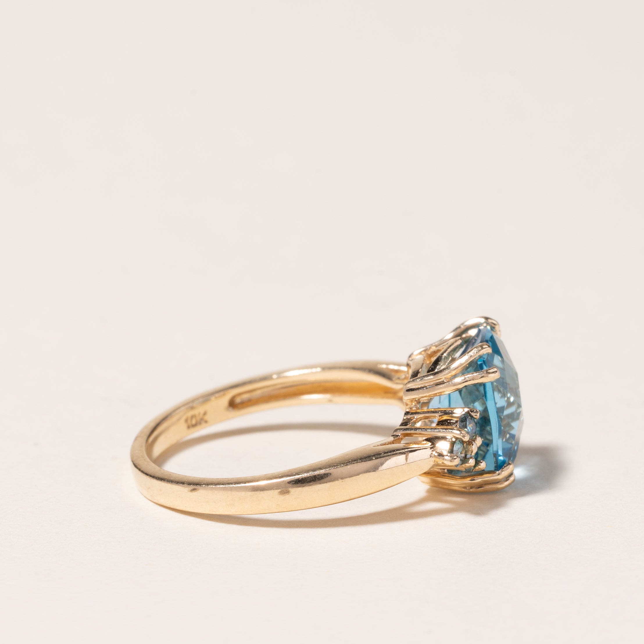 Bague en or jaune 10 carats, topaze bleue et diamants bleus | 2,94 ct, 0,12 ct au total | Taille 6 | 