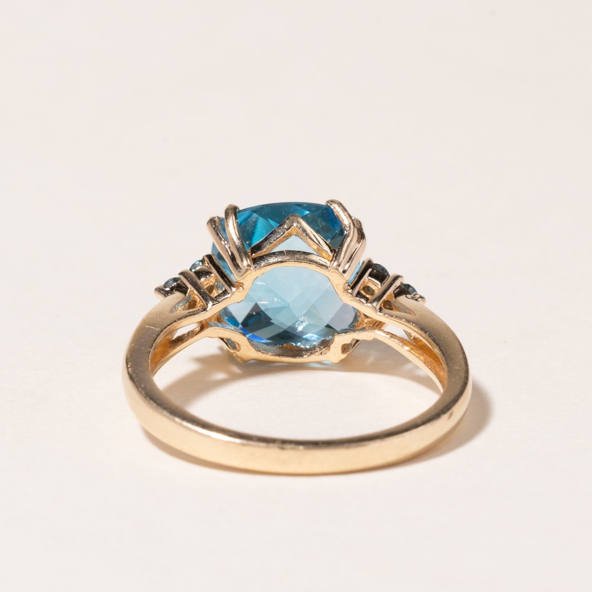 Bague en or jaune 10 carats, topaze bleue et diamants bleus | 2,94 ct, 0,12 ct au total | Taille 6 | 