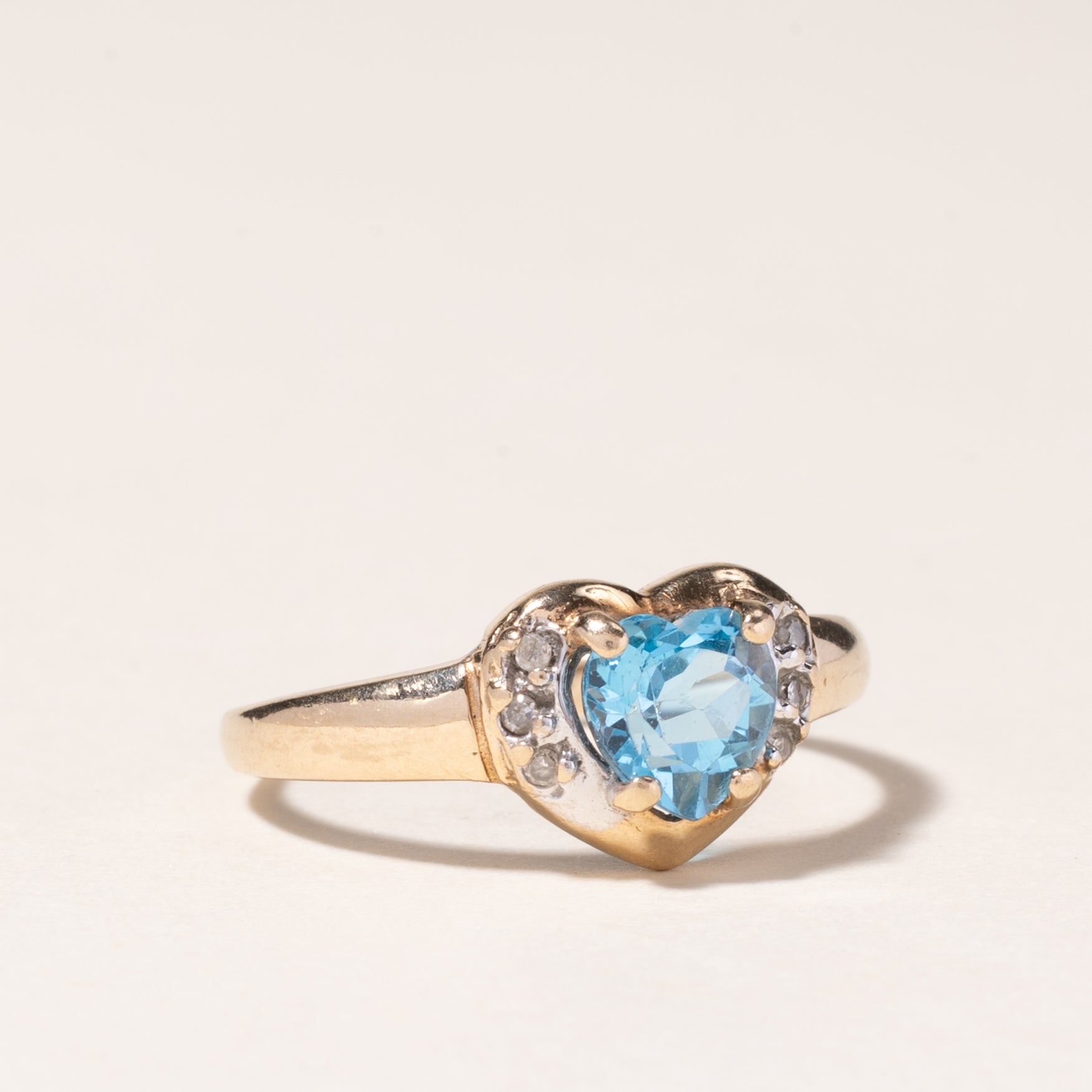 Bague en or jaune 10 carats avec topaze taille cœur et diamants | 1,15 ct, 0,03 ct au total | Taille 6 | 