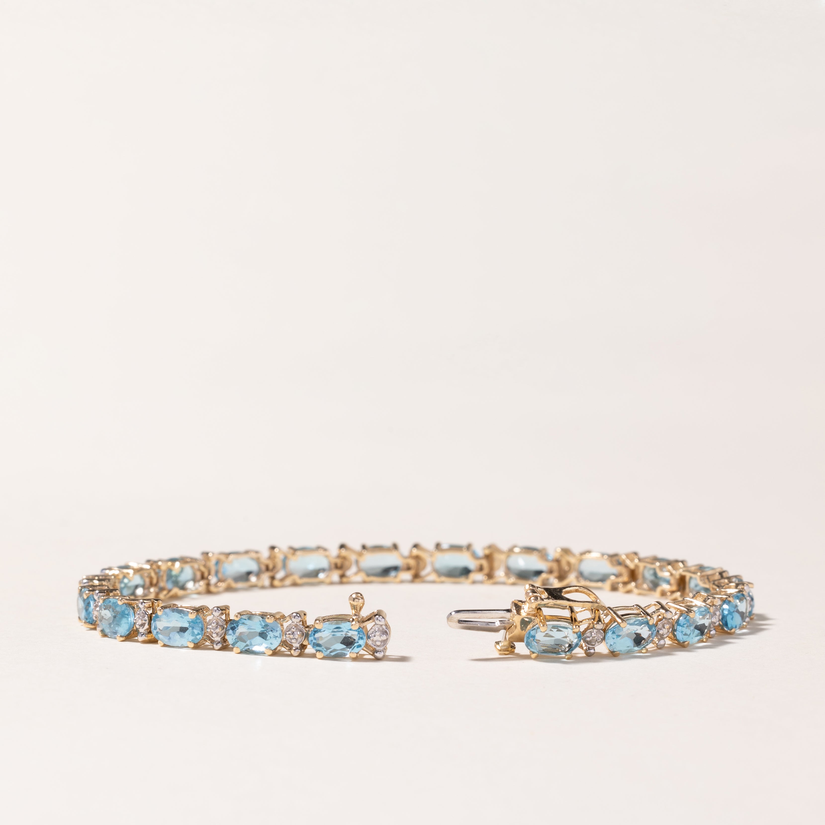 Bracelet en or jaune 10 carats et topaze bleue | 10,29 ct au total, 0,01 ct au total | 18,4 cm | 