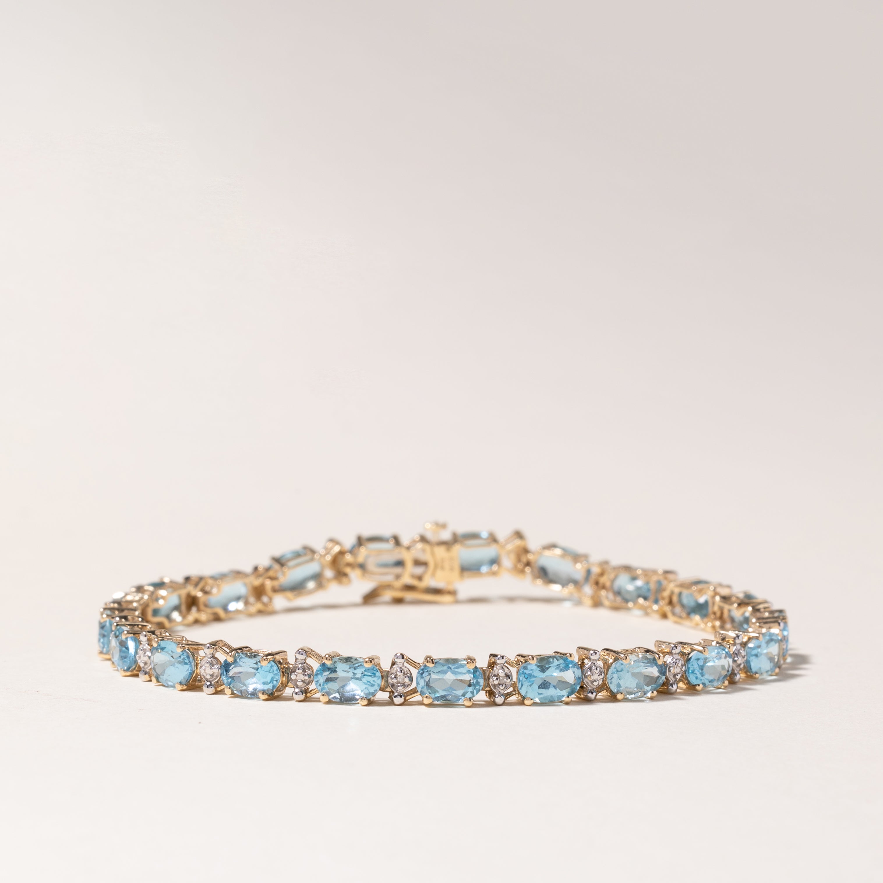Bracelet en or jaune 10 carats et topaze bleue | 10,29 ct au total, 0,01 ct au total | 18,4 cm | 
