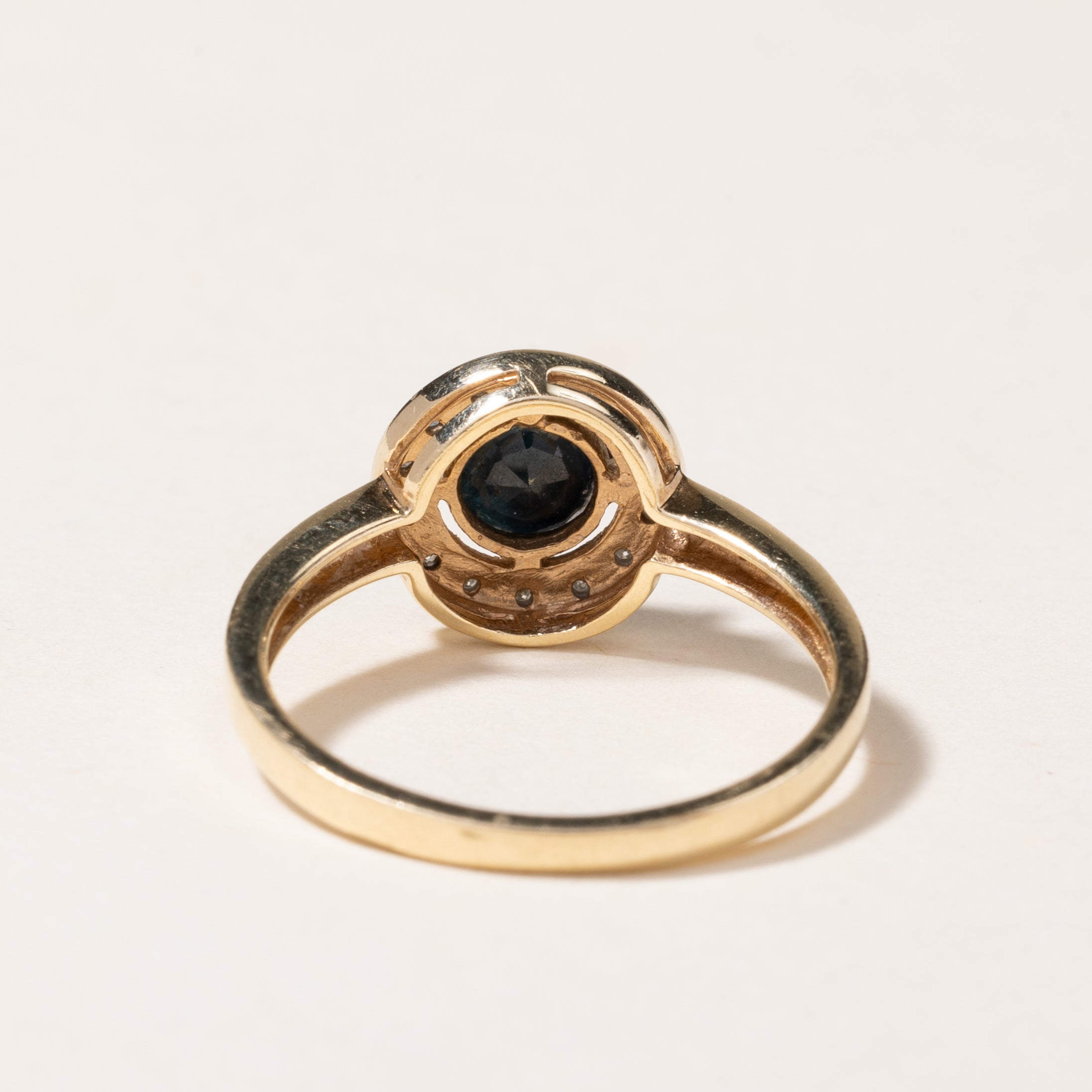 Bague halo saphir et diamants en or 10 carats | 0,80 ct, 0,10 ct au total | Taille 7,25 