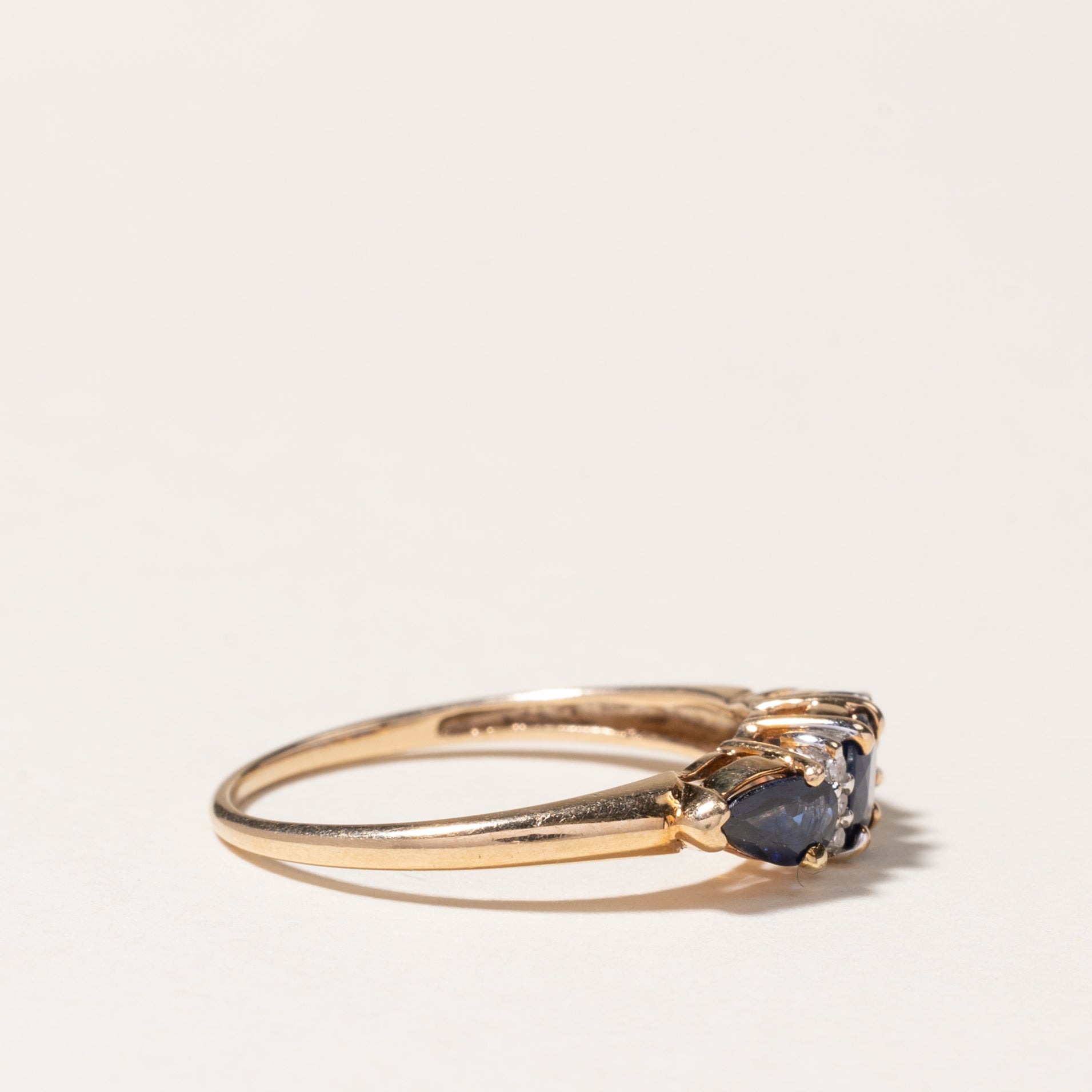 Bague trois pierres en or jaune 10 carats, saphirs et diamants | 0,86 ct et 0,06 ct au total | Taille 7 