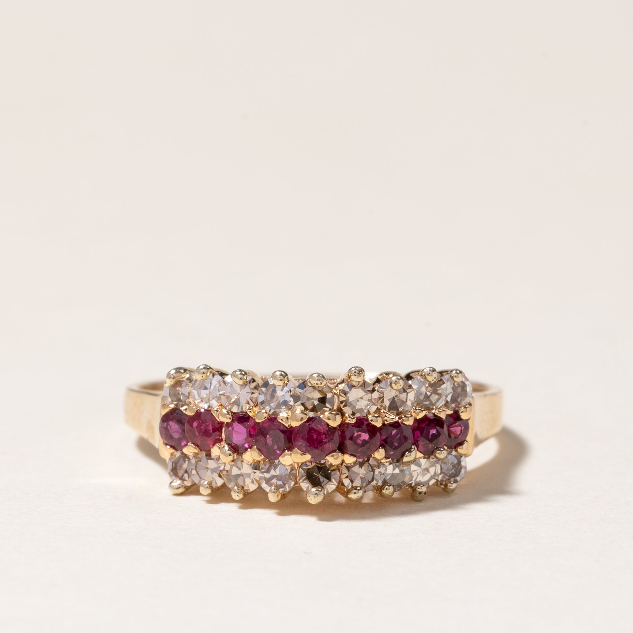 Bague trois rangs de rubis et diamants en or 10 carats | 0,18 ct et 0,31 ct au total | Taille 6,5 