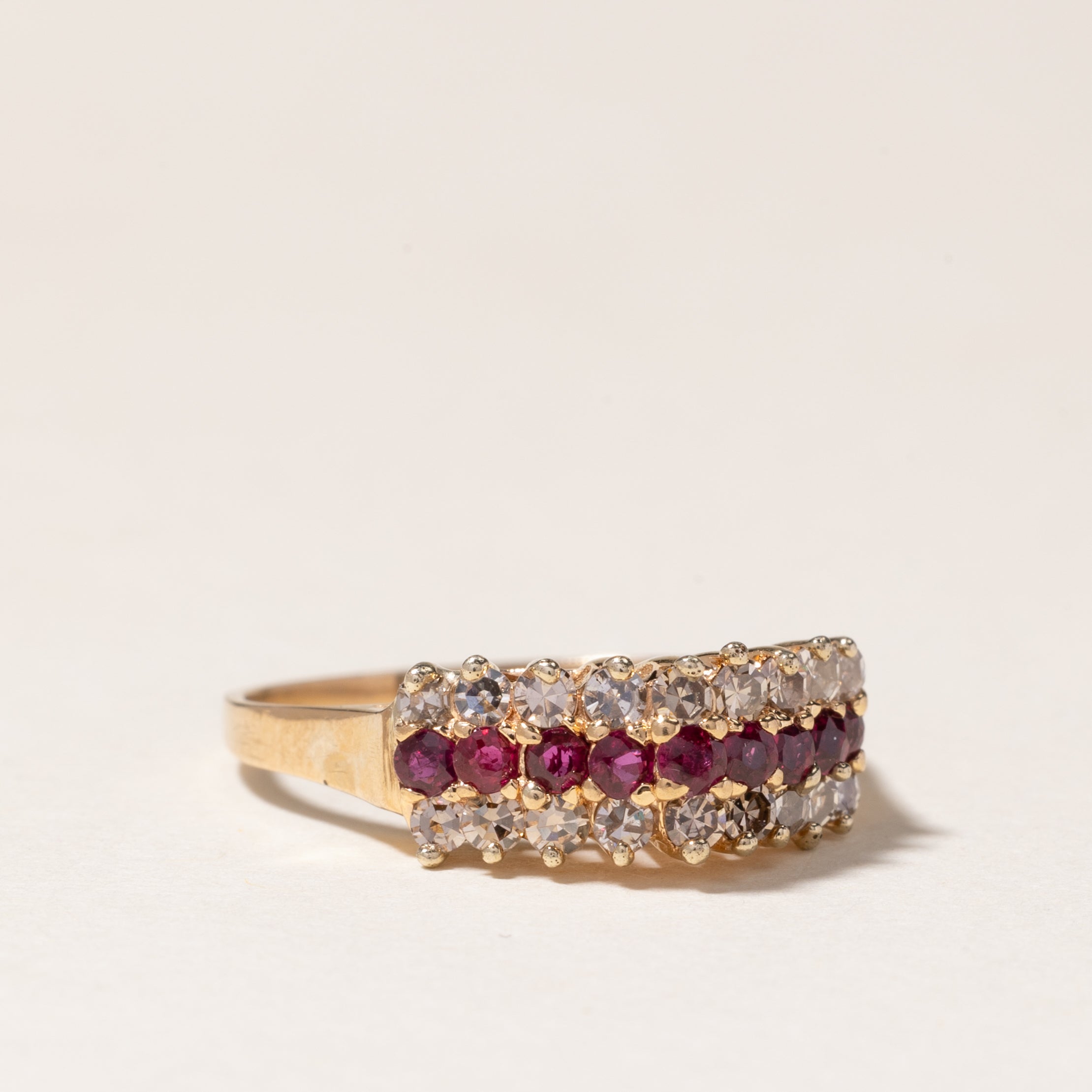 Bague trois rangs de rubis et diamants en or 10 carats | 0,18 ct et 0,31 ct au total | Taille 6,5 