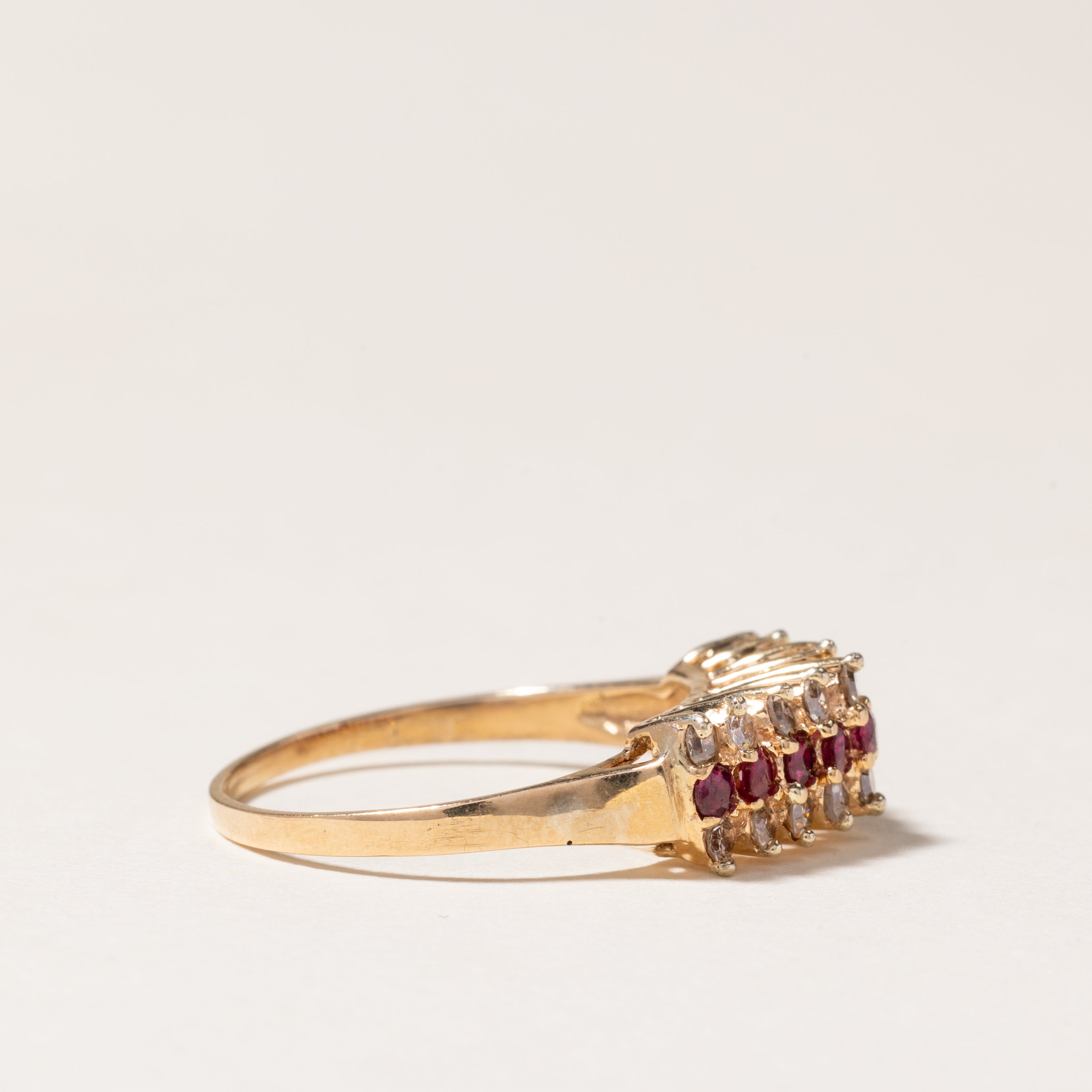 Bague trois rangs de rubis et diamants en or 10 carats | 0,18 ct et 0,31 ct au total | Taille 6,5 