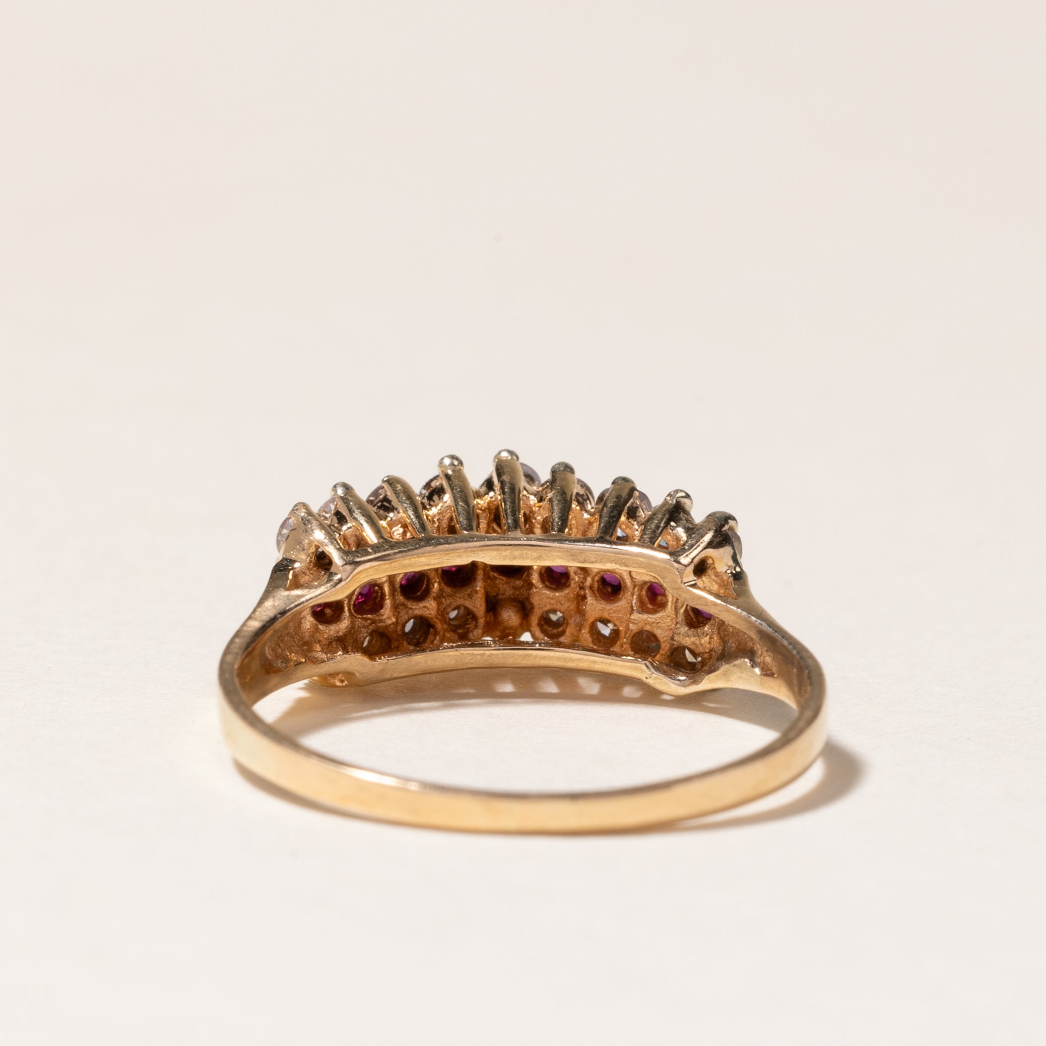 Bague trois rangs de rubis et diamants en or 10 carats | 0,18 ct et 0,31 ct au total | Taille 6,5 