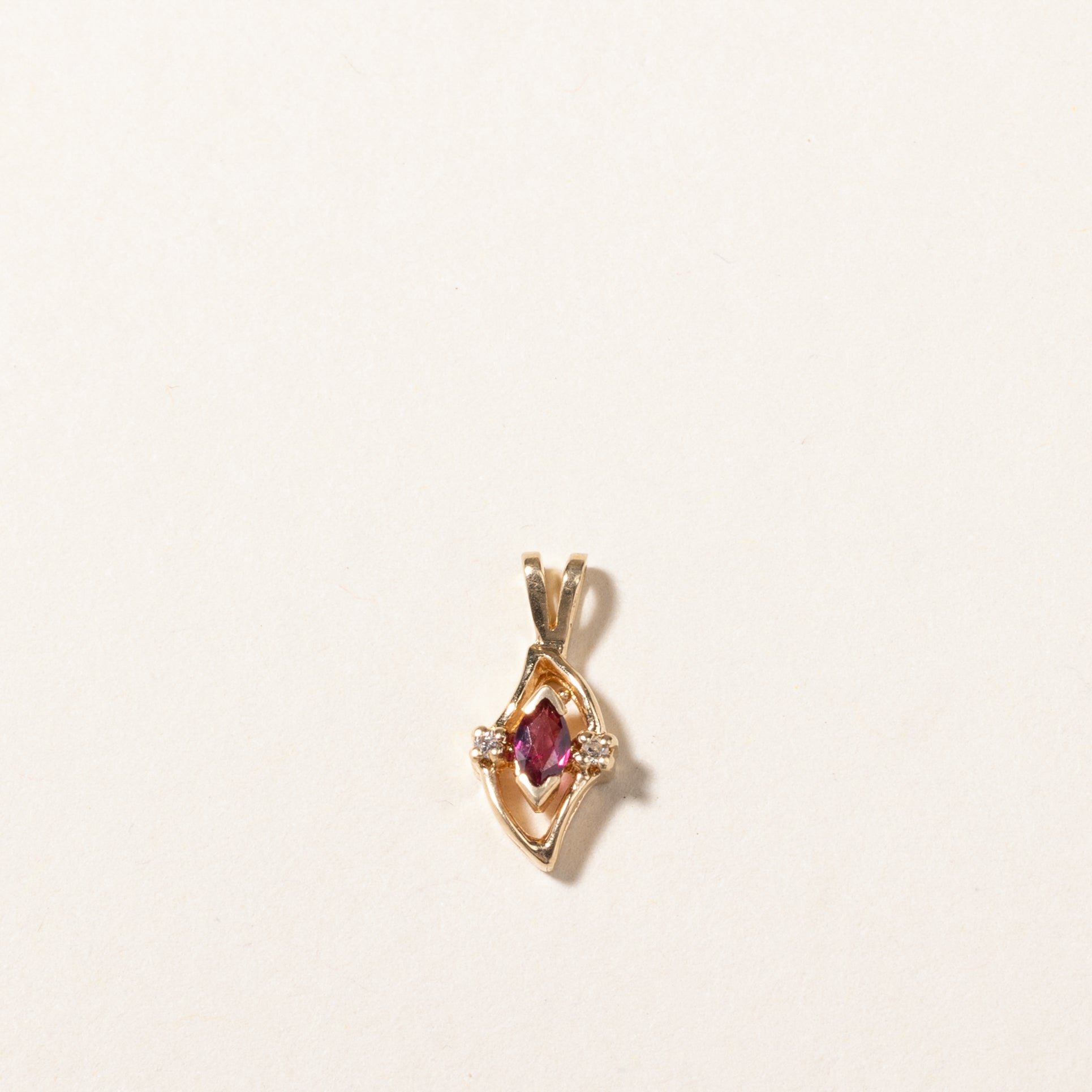 Pendentif en or 14 carats serti d'un rubis taille marquise et de diamants | 0,09 ct, 0,001 ct au total 