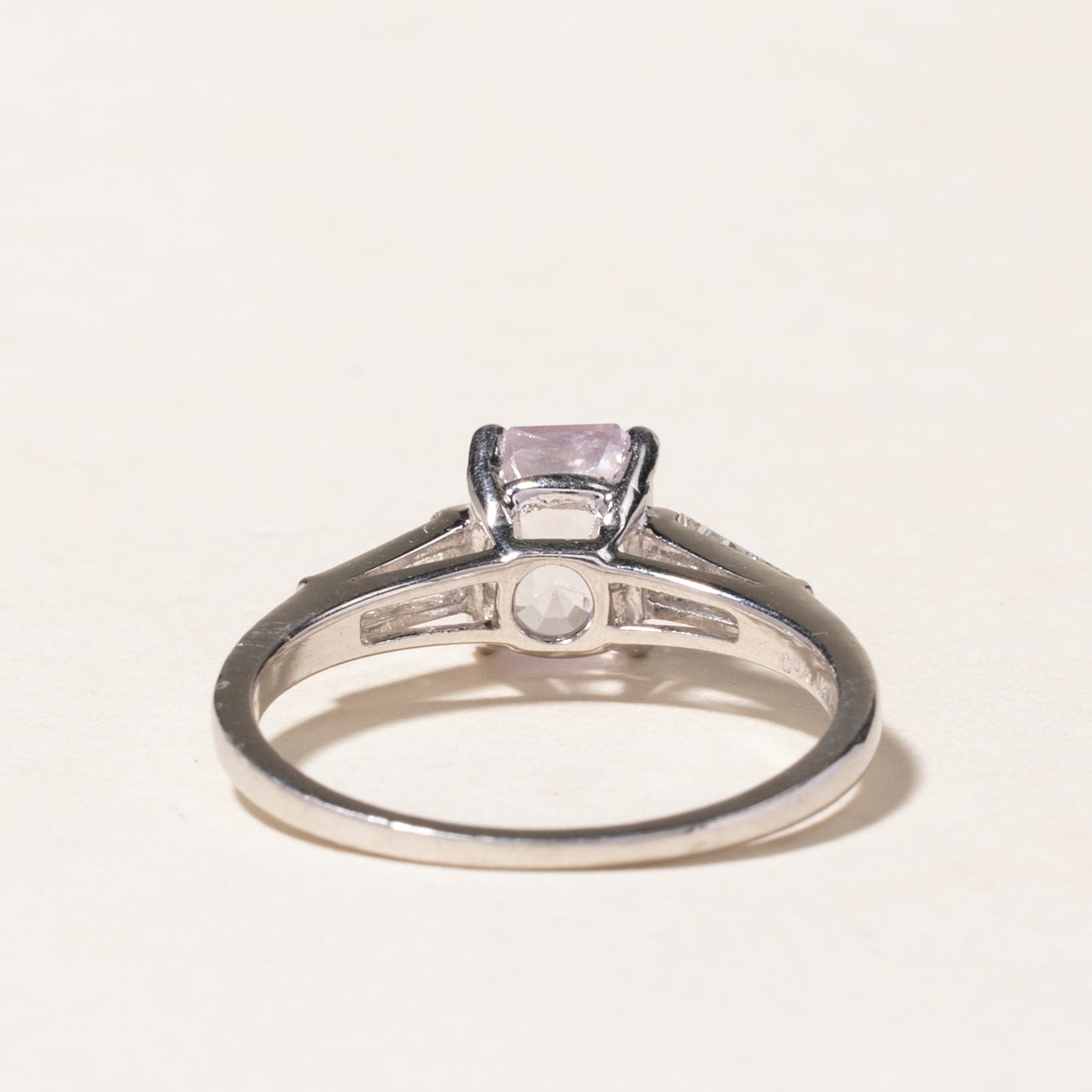 Bague en platine, saphir rose et diamants | 1,76 ct, 0,22 ct au total | Taille 6,25 