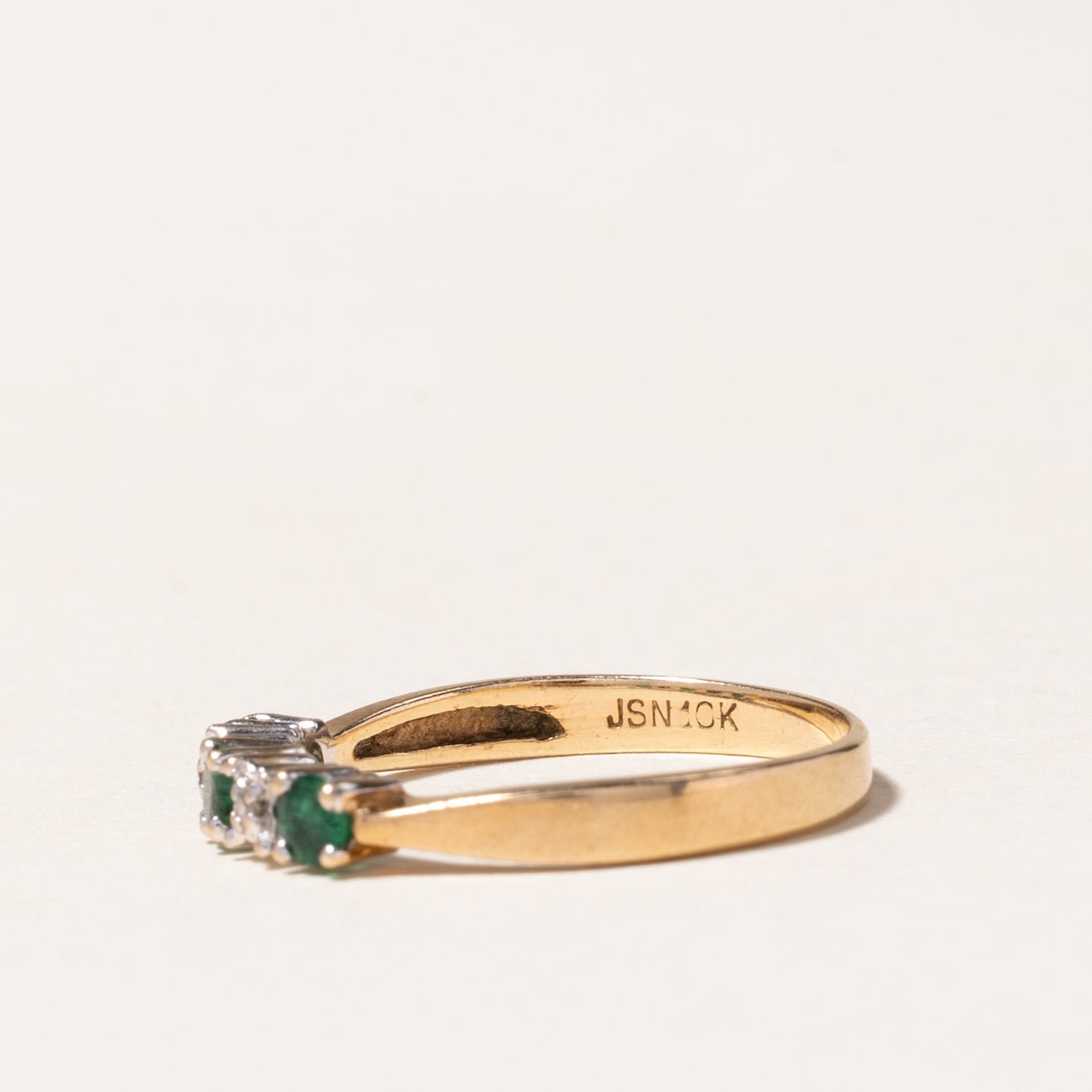 Bague cinq pierres en or 10 carats, émeraude et diamants | 0,14 ct au total, 0,01 ct au total | Taille 5,75 