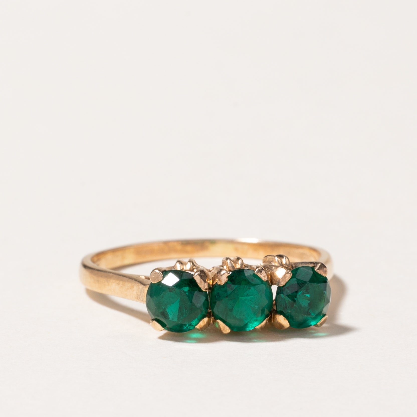Bague trois pierres en or jaune 10 carats et verre vert | Taille 8,75 