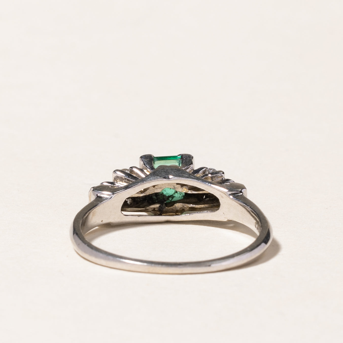 Bague en or blanc 10 carats, émeraude et diamants | 0,45 ct, 0,10 ct au total | Taille 5,25 