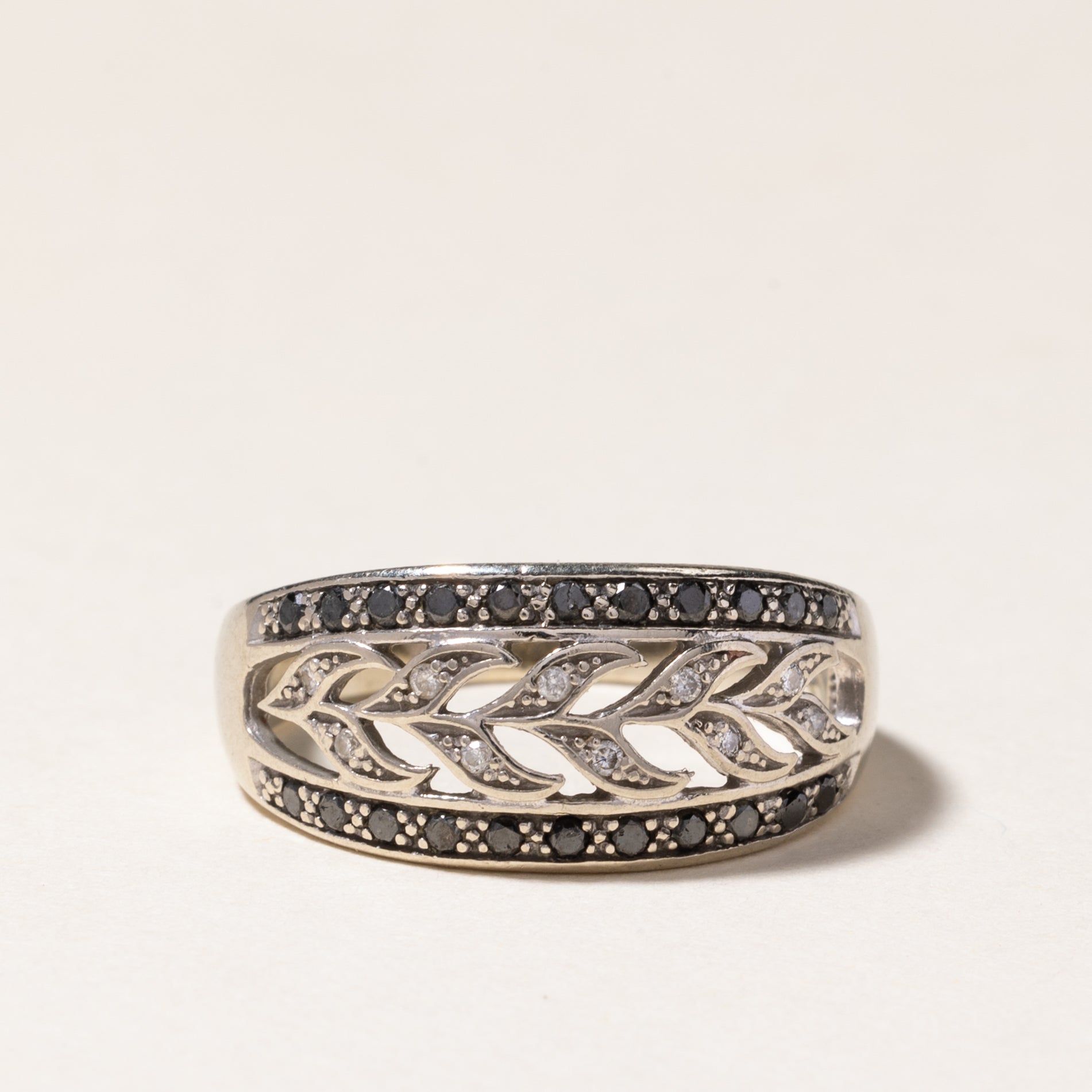 Bague en diamants noirs et blancs, motif de vigne feuillue | 0,22 ct, 0,05 ct | Taille 7,25 