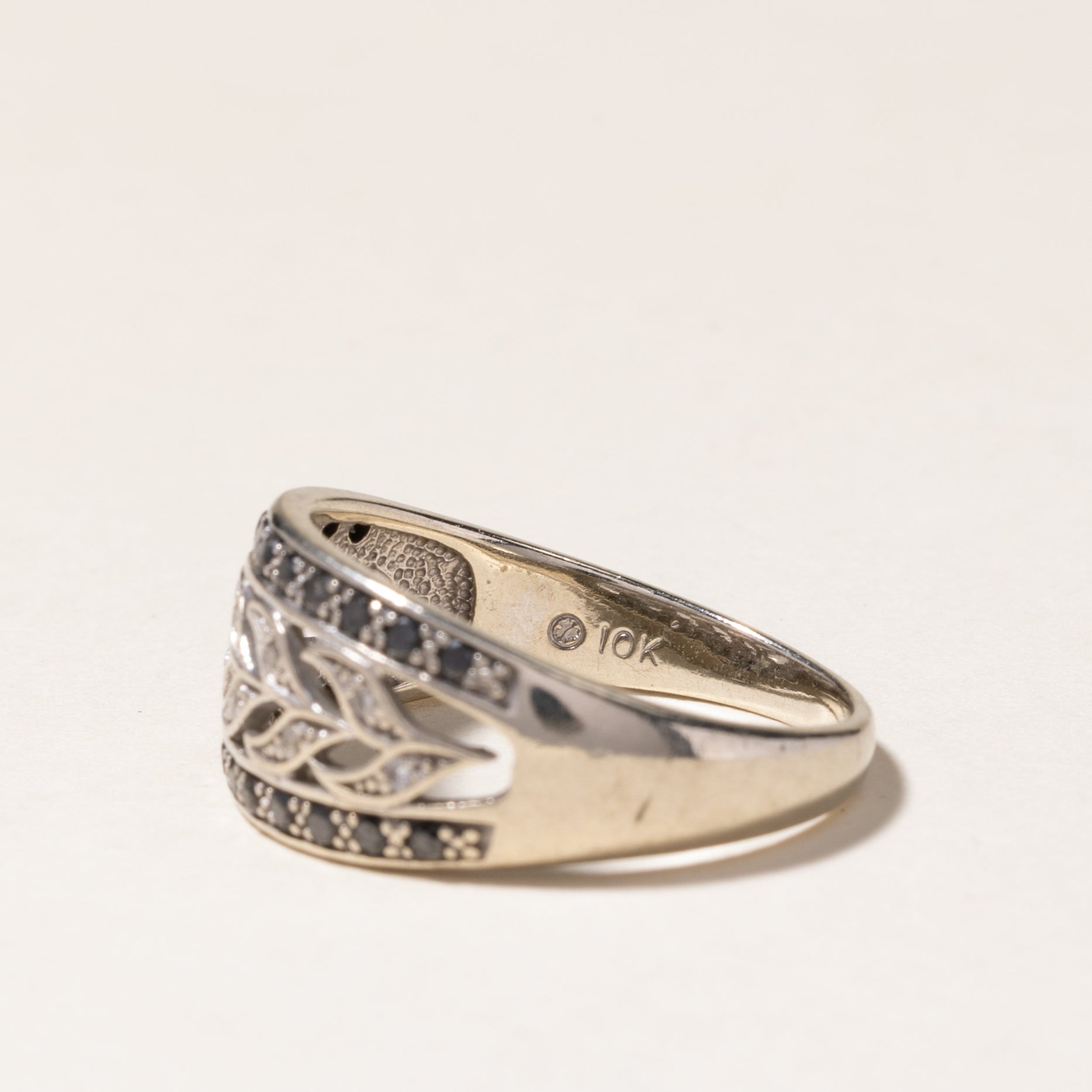Bague en diamants noirs et blancs, motif de vigne feuillue | 0,22 ct, 0,05 ct | Taille 7,25 