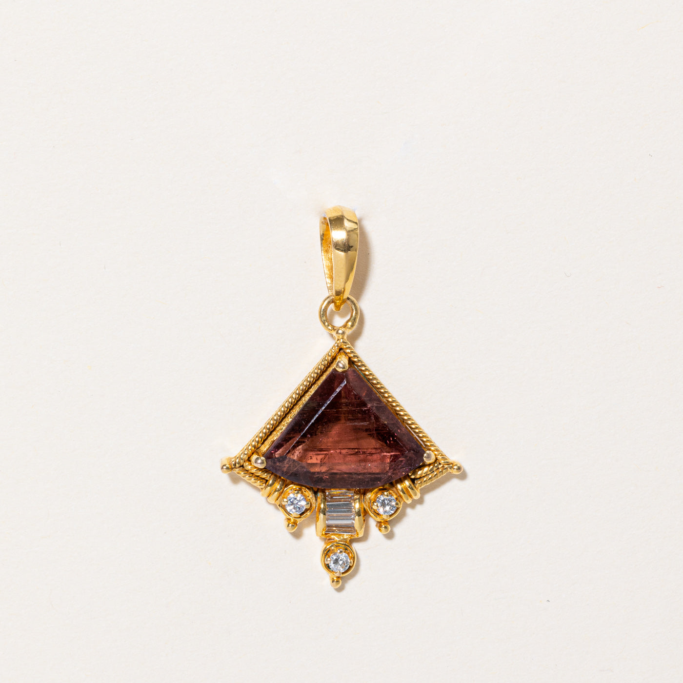 Pendentif tourmaline et diamants | 4,10 ct, 0,14 ct au total | 