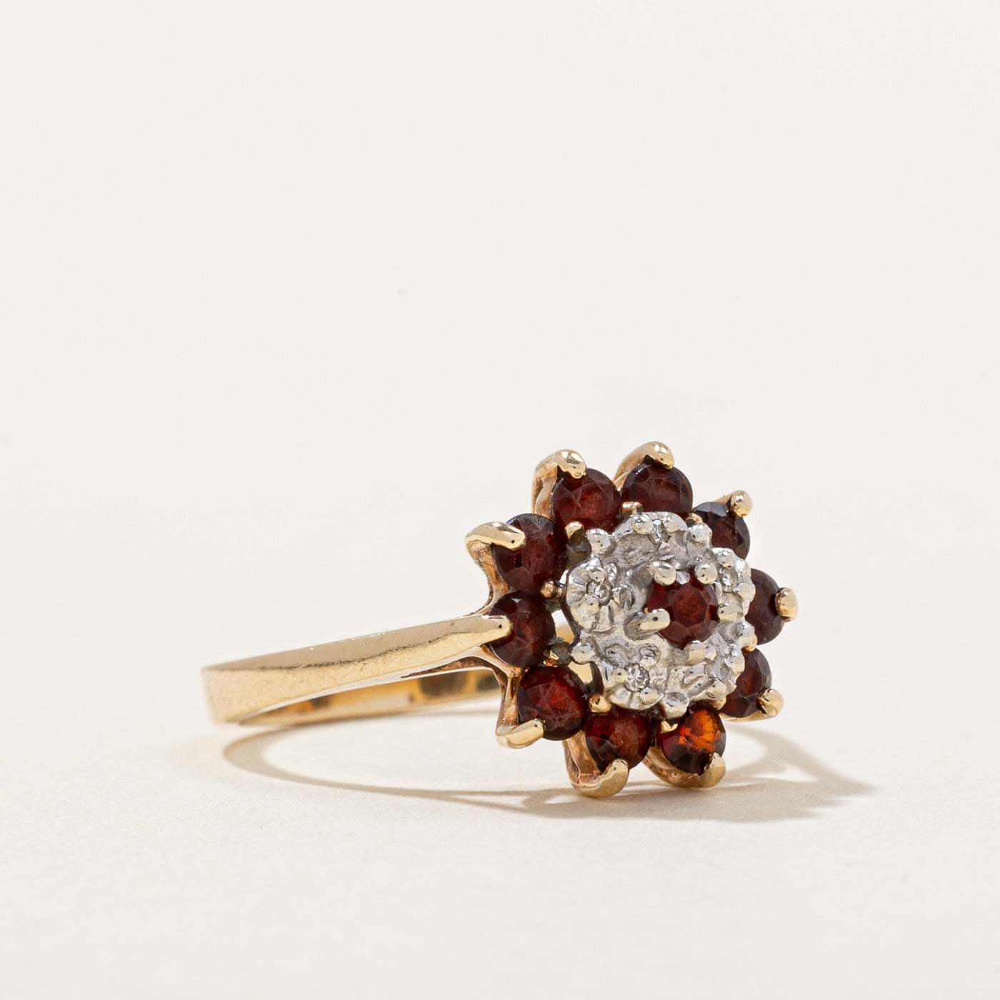 Bague cocktail grenat et diamants | 0,70 ct, 0,02 ct | Taille 6,5 | 