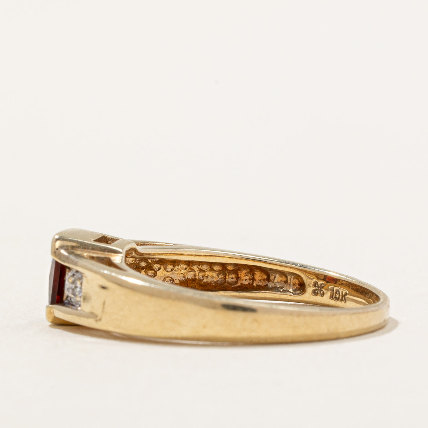 Garnet & Diamond Ring | 0.90ct, 0.02ctw | SZ 6.75 |