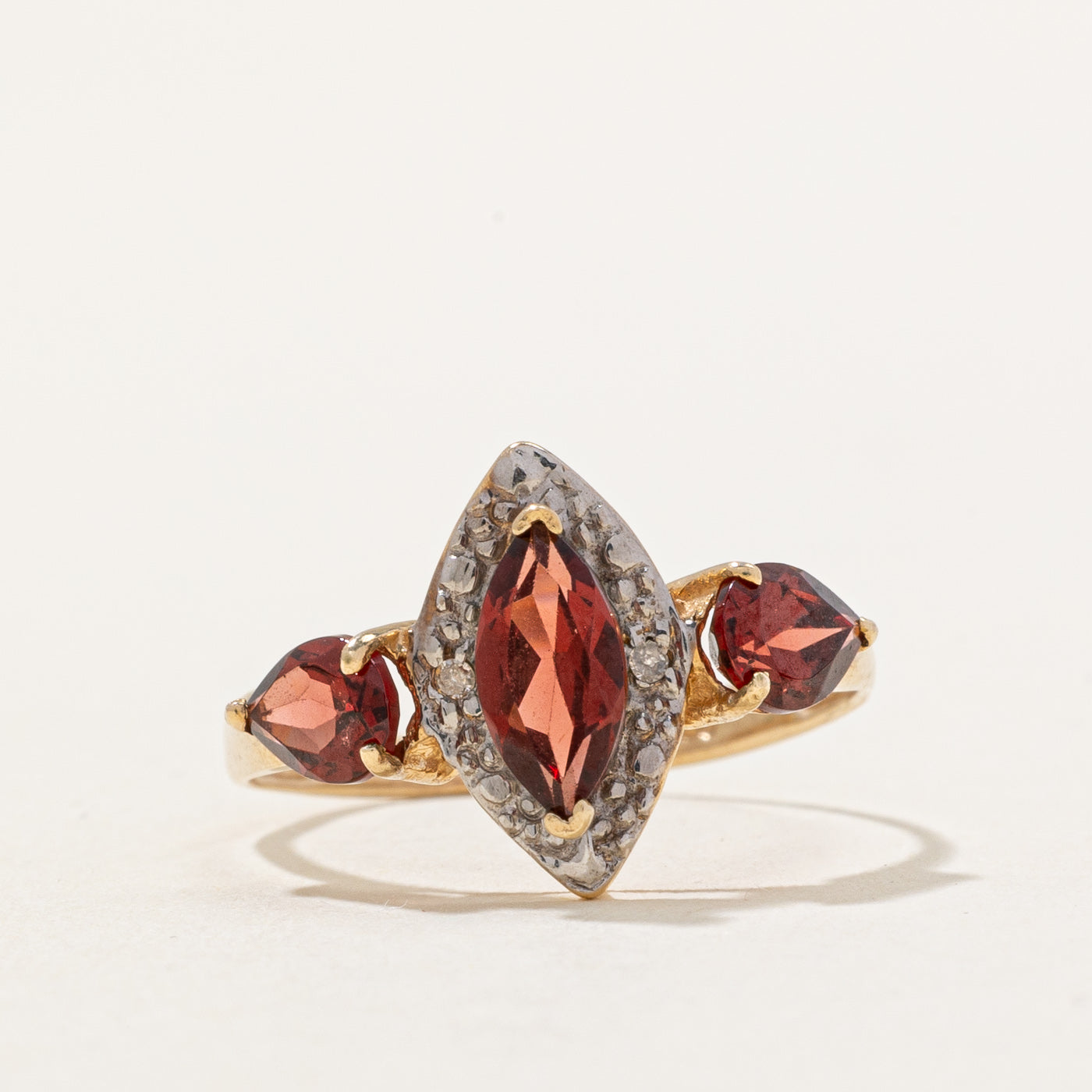 Bague cocktail en grenat et diamants | 1,58 ct, 0,01 ct | Taille 6,25 | 