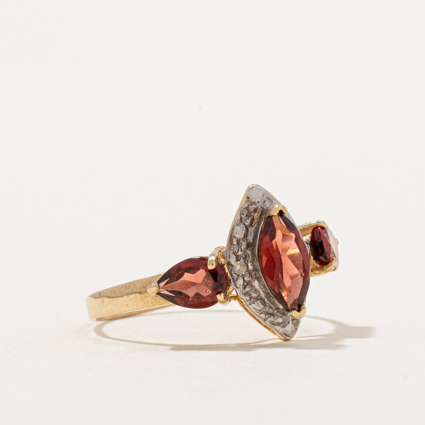 Bague cocktail en grenat et diamants | 1,58 ct, 0,01 ct | Taille 6,25 | 