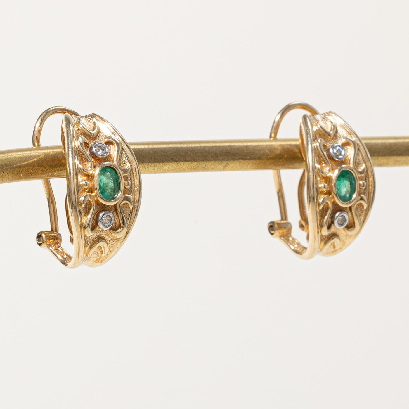 Boucles d'oreilles à clip en émeraude et diamants | 0,20 ct, 0,04 ct | 