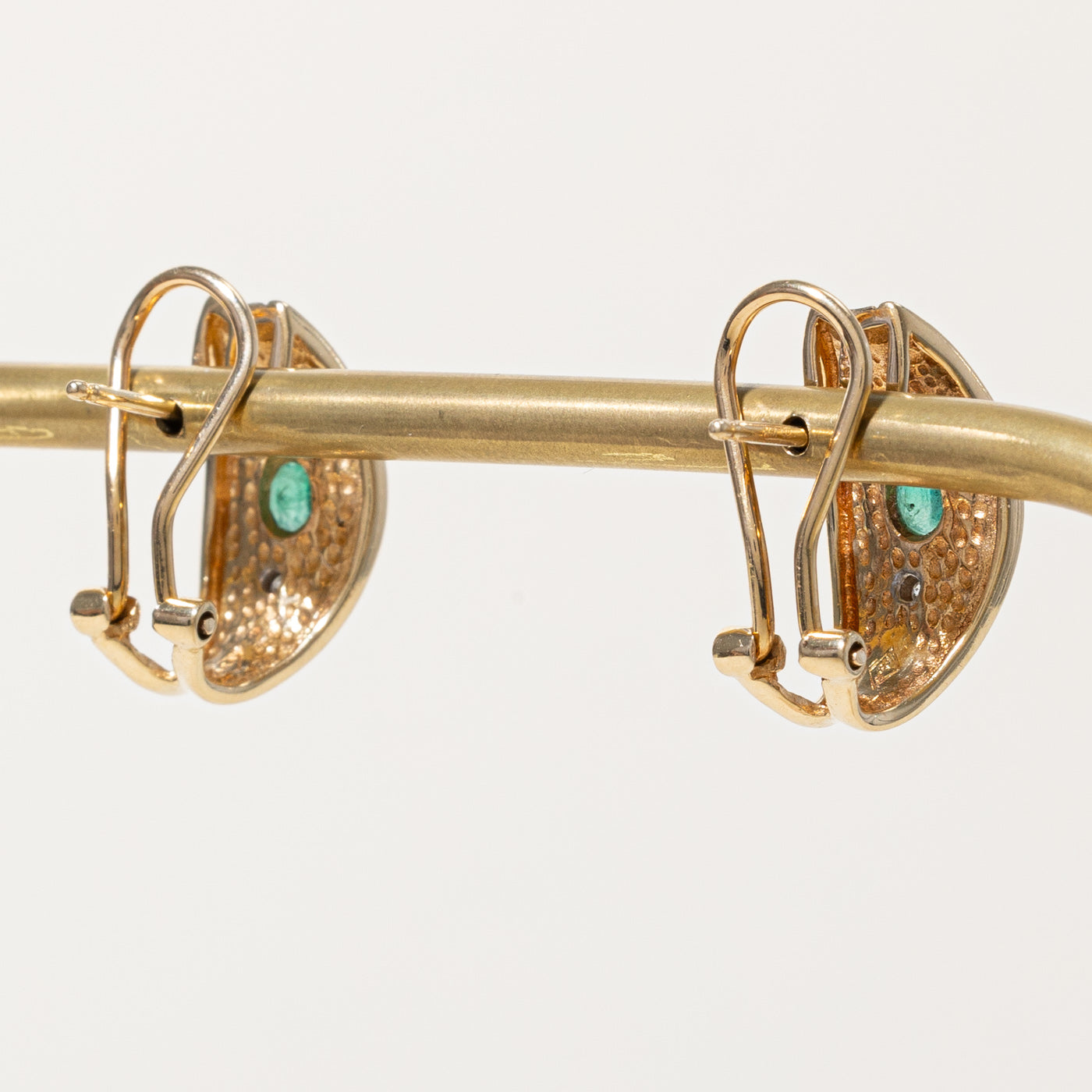 Boucles d'oreilles à clip en émeraude et diamants | 0,20 ct, 0,04 ct | 