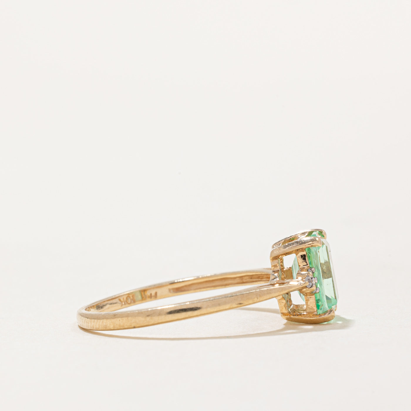 Bague en saphir menthe synthétique et diamants | 1,90 ct, 0,02 ct au total | Taille 8,5 | 