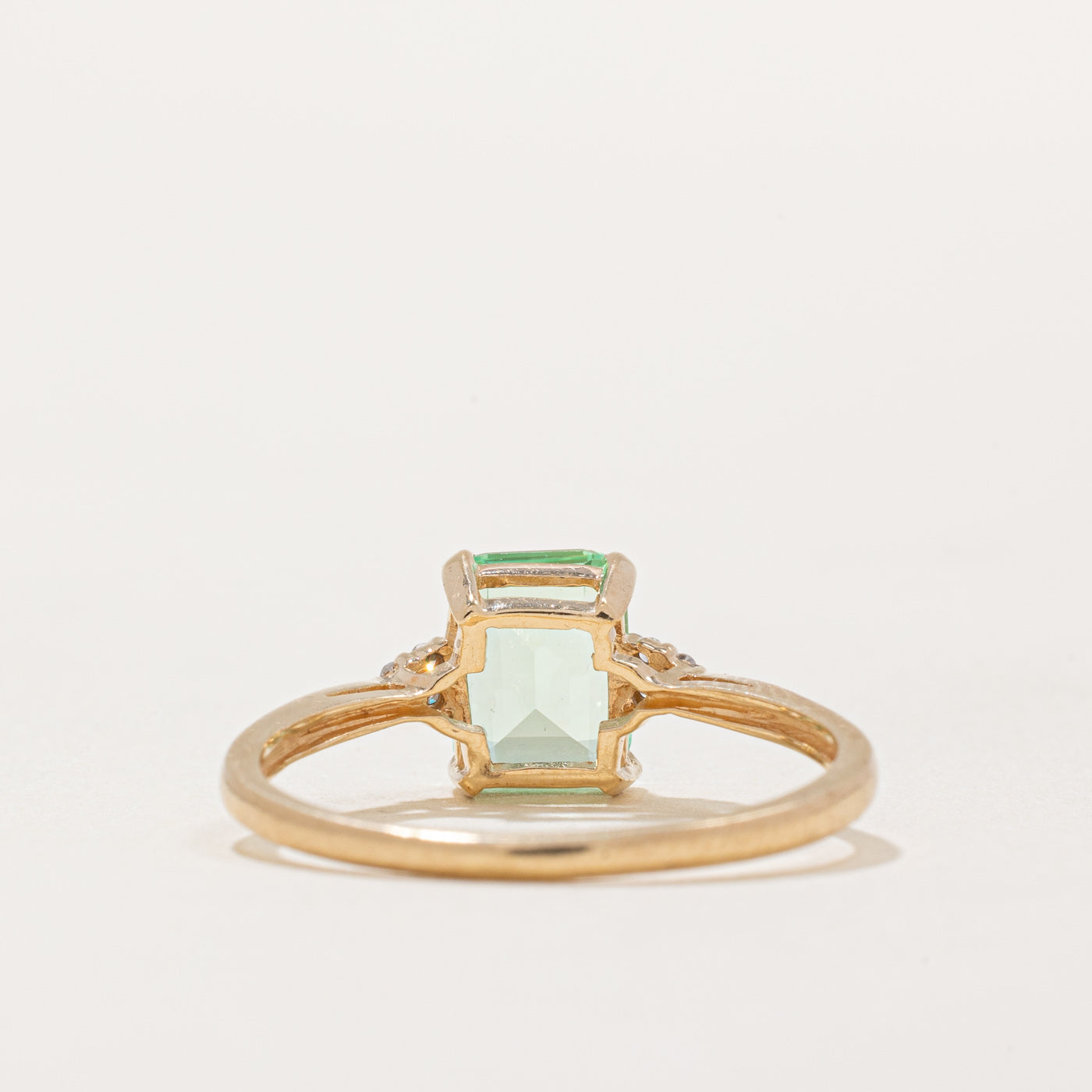Bague en saphir menthe synthétique et diamants | 1,90 ct, 0,02 ct au total | Taille 8,5 | 