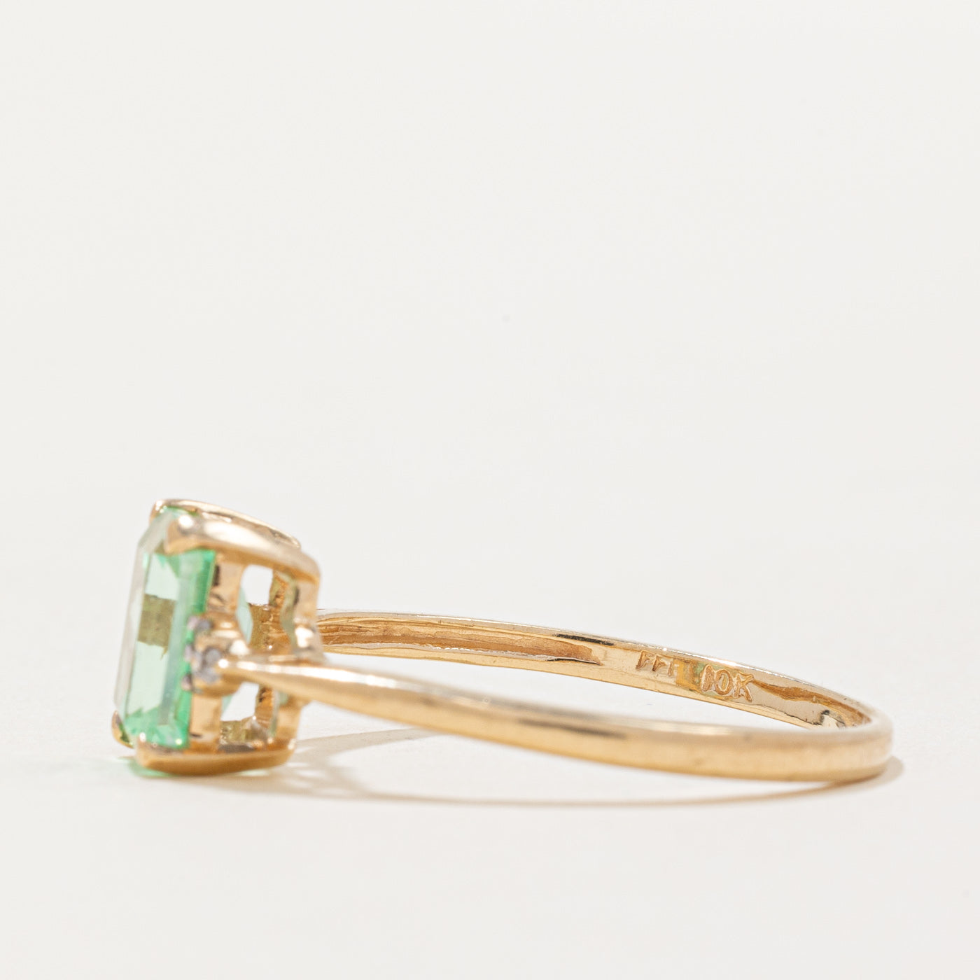 Bague en saphir menthe synthétique et diamants | 1,90 ct, 0,02 ct au total | Taille 8,5 | 