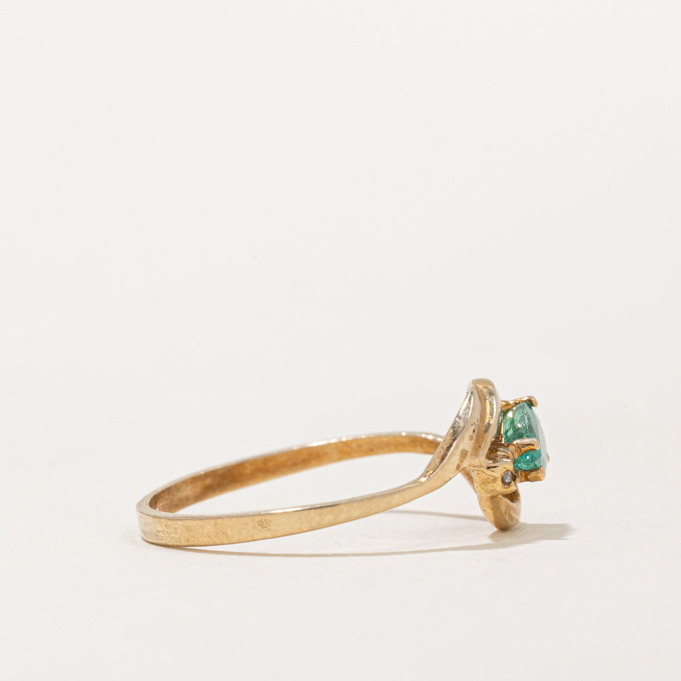 Bague abstraite émeraude et diamant | 0,33 ct, 0,01 ct | Taille 7,25 | 